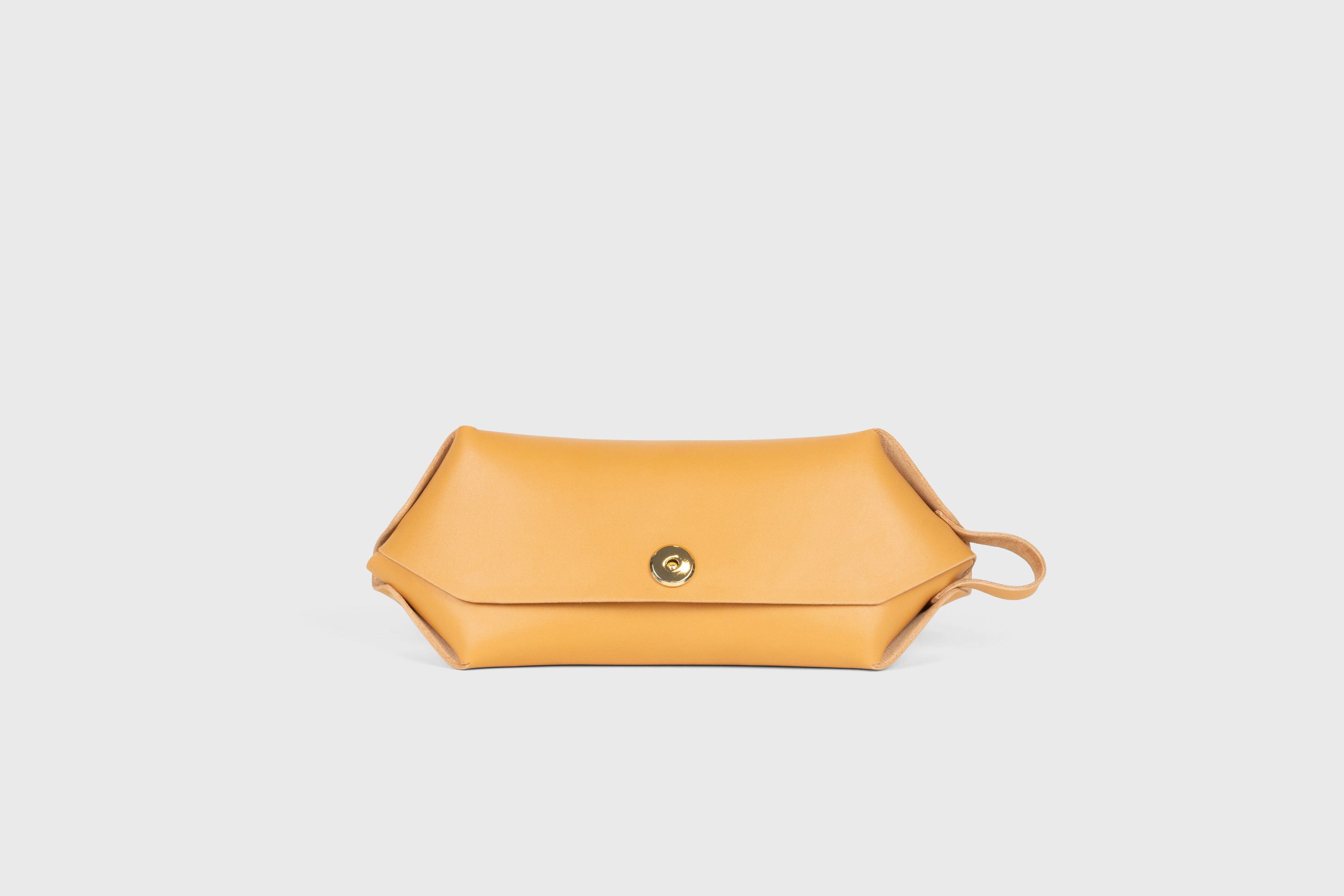 Cosmetic and Toiletry Bag Brown Color Leather Dopp Kit Mens Woman's Pouch Makeup Case Minimalistic Modern Design Ateier Madre Manuel Dreesmann Barcelona Spain