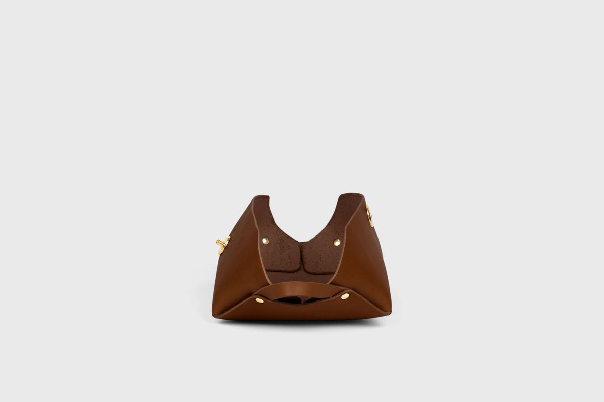 Toiletry Bag Dark Brown Color Leather Makeup Case Hygiene Dopp Kit Bag Modern Minimal Design Premium Quality Atelier Madre Manuel Dreesmann Barcelona Spain 2