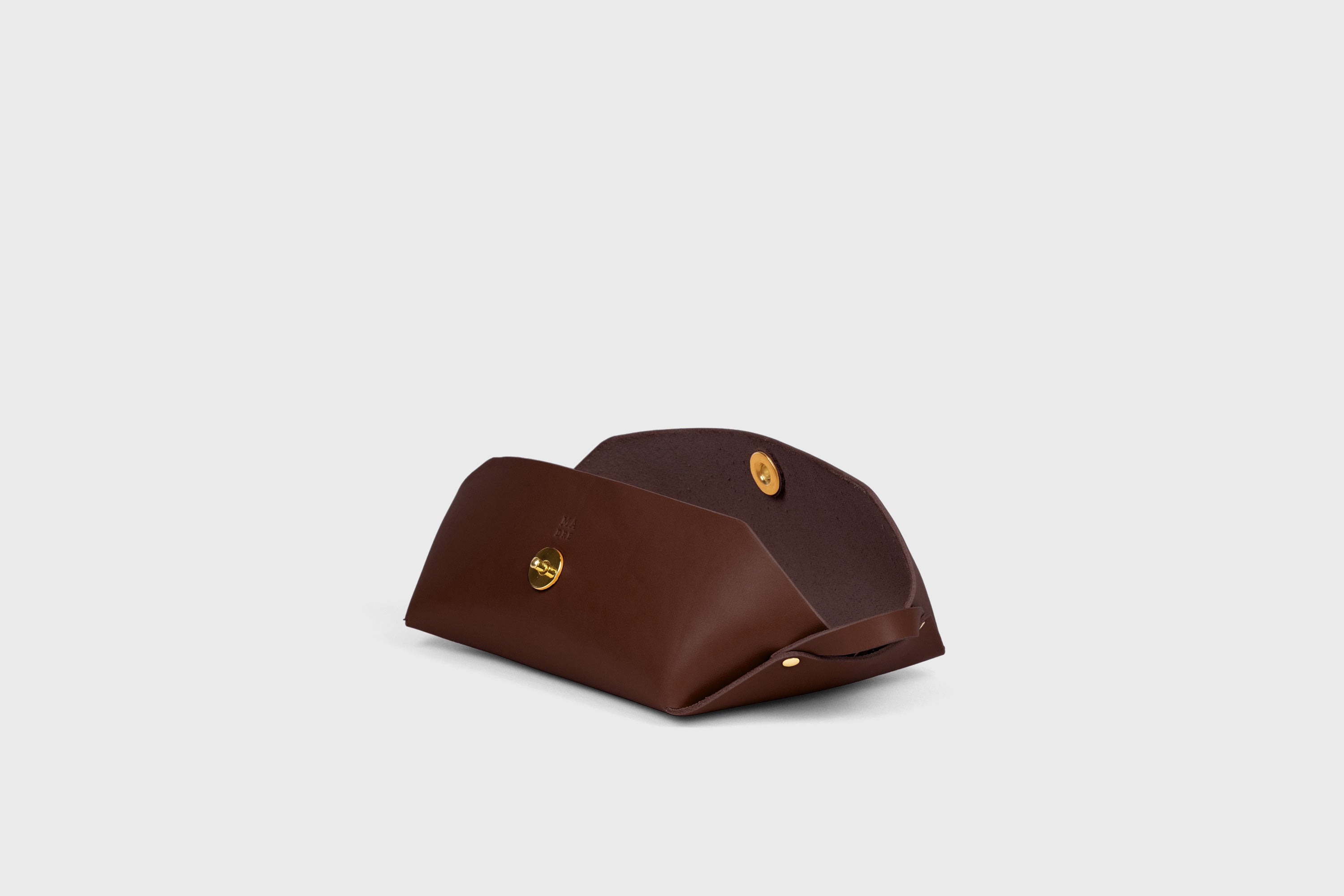 Cosmetic and Toiletry Bag Dark Brown Color Leather Dopp Kit Mens Woman's Pouch Makeup Case Minimalistic Modern Design Atelier Madre Manuel Dreesmann Barcelona Spain