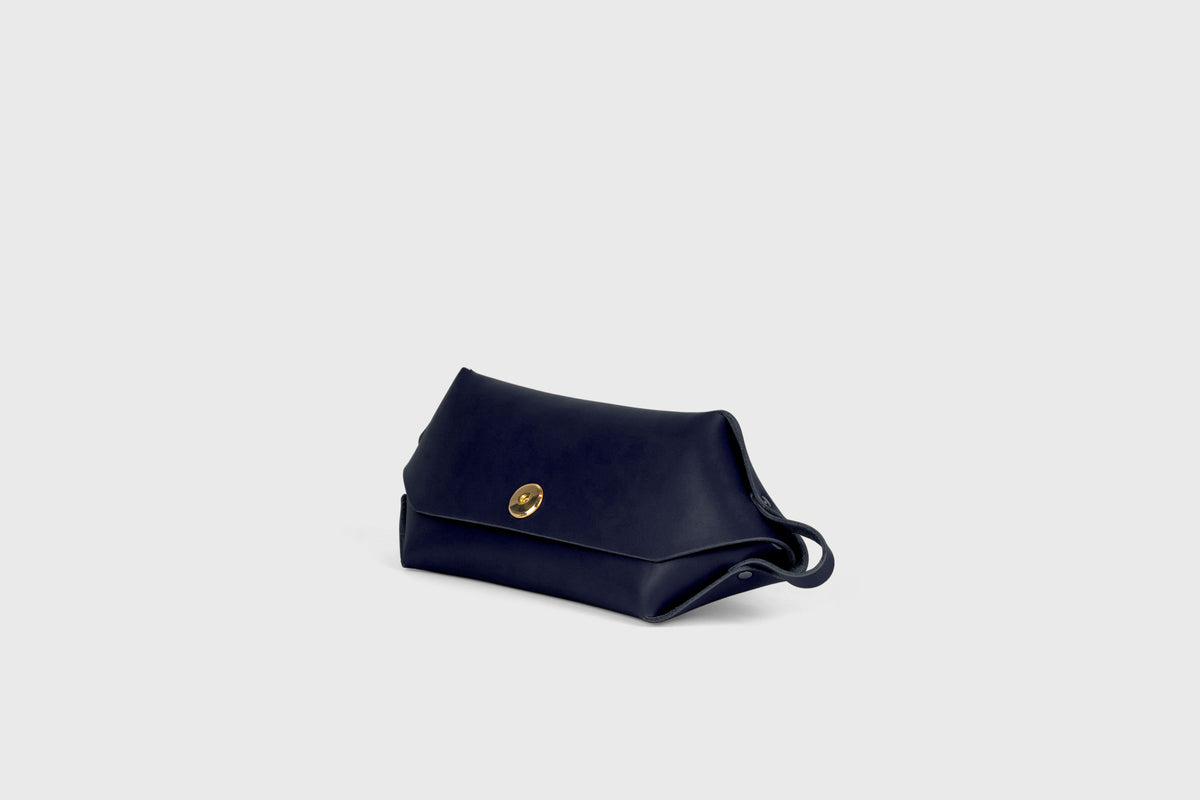Toiletry Bag Marine Blue Color Leather Makeup Case Hygiene Dopp Kit Bag Modern Minimal Design Premium Quality Atelier Madre Manuel Dreesmann Barcelona Spain 1
