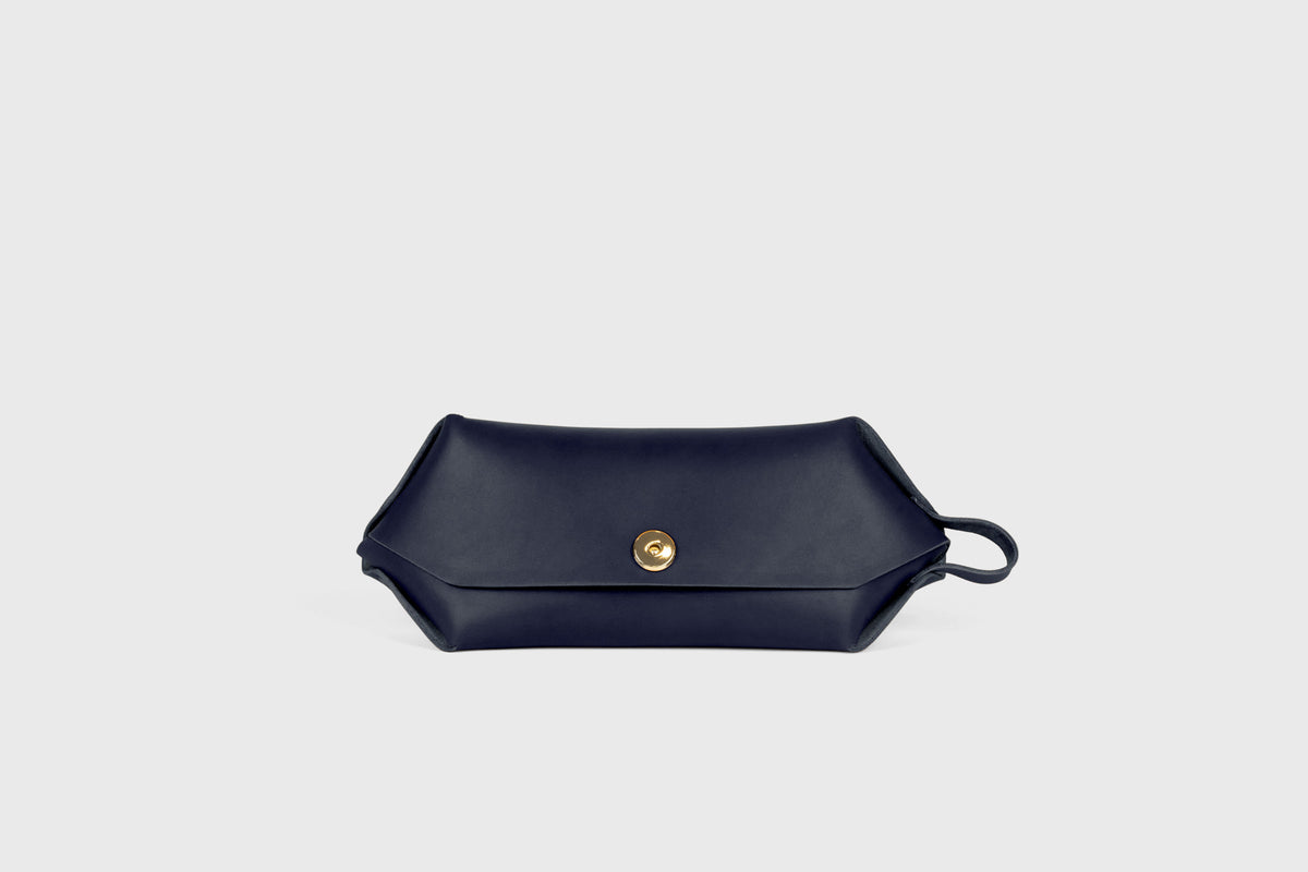 Toiletry Bag Marine Blue Color Leather Makeup Case Hygiene Dopp Kit Bag Modern Minimal Design Premium Quality Atelier Madre Manuel Dreesmann Barcelona Spain 5