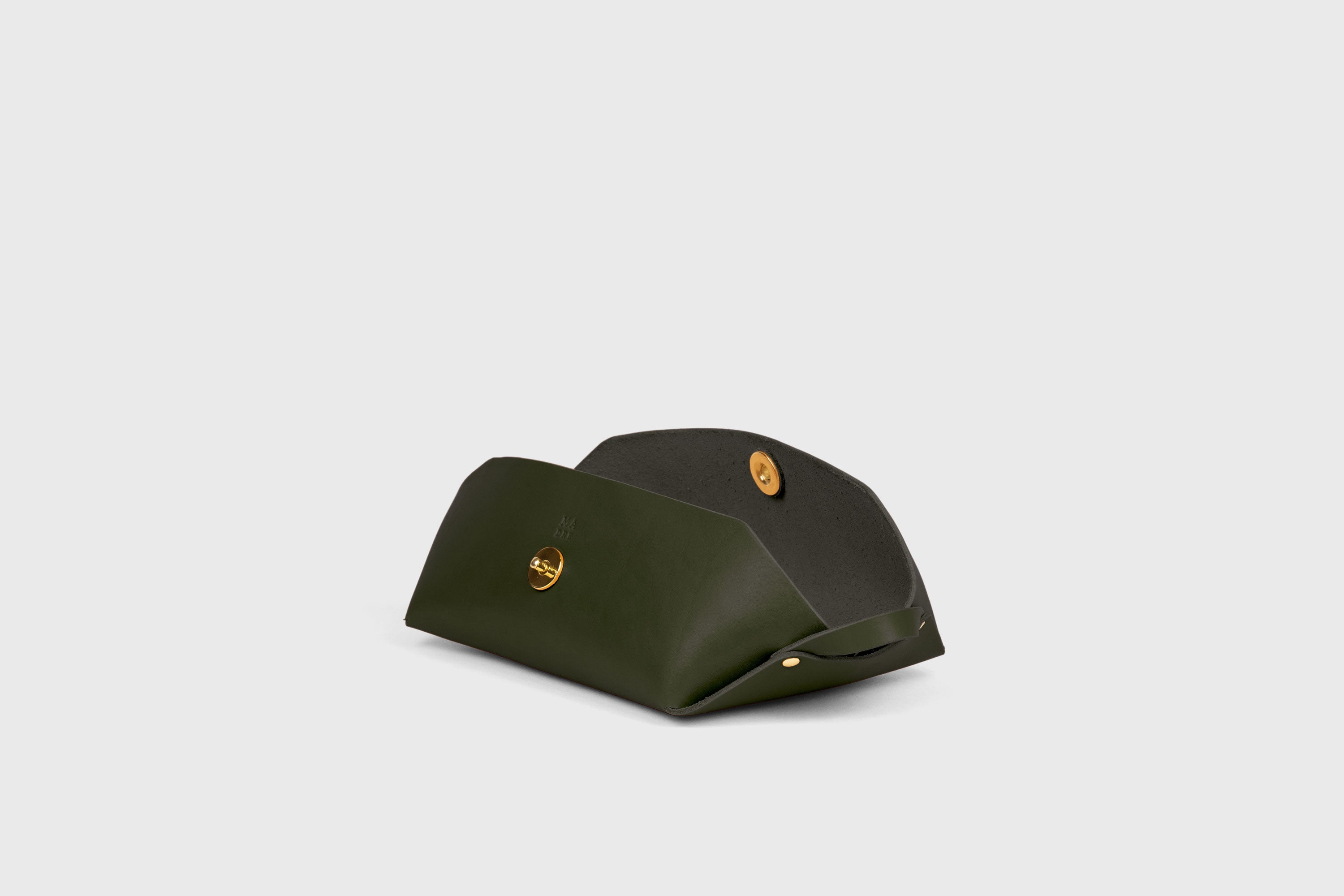 Cosmetic and Toiletry Bag Olive Green Color Leather Dopp Kit Mens Woman's Pouch Makeup Case Minimalistic Modern Design Atelier Madre Manuel Dreesmann Barcelona Spain