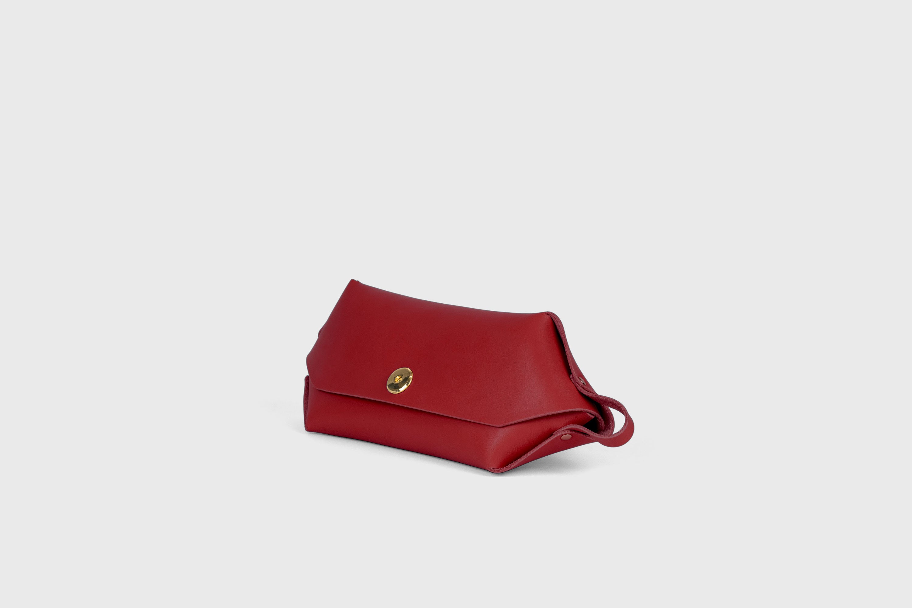 Cosmetic and Toiletry Bag Red Color Leather Dopp Kit Mens Woman's Pouch Makeup Case Minimalistic Modern Design Atelier Madre Manuel Dreesmann Barcelona Spain