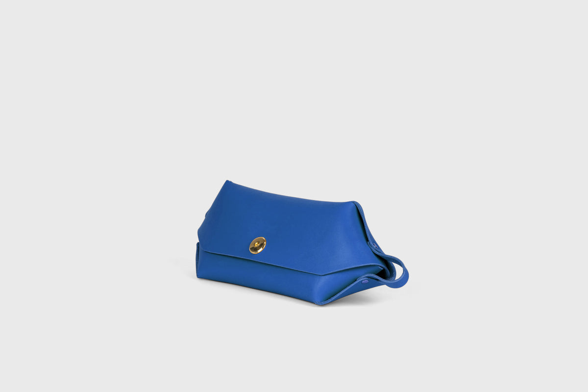 Toiletry Bag Royal Blue Color Leather Makeup Case Hygiene Dopp Kit Bag Modern Minimal Design Premium Quality Atelier Madre Manuel Dreesmann Barcelona Spain 1