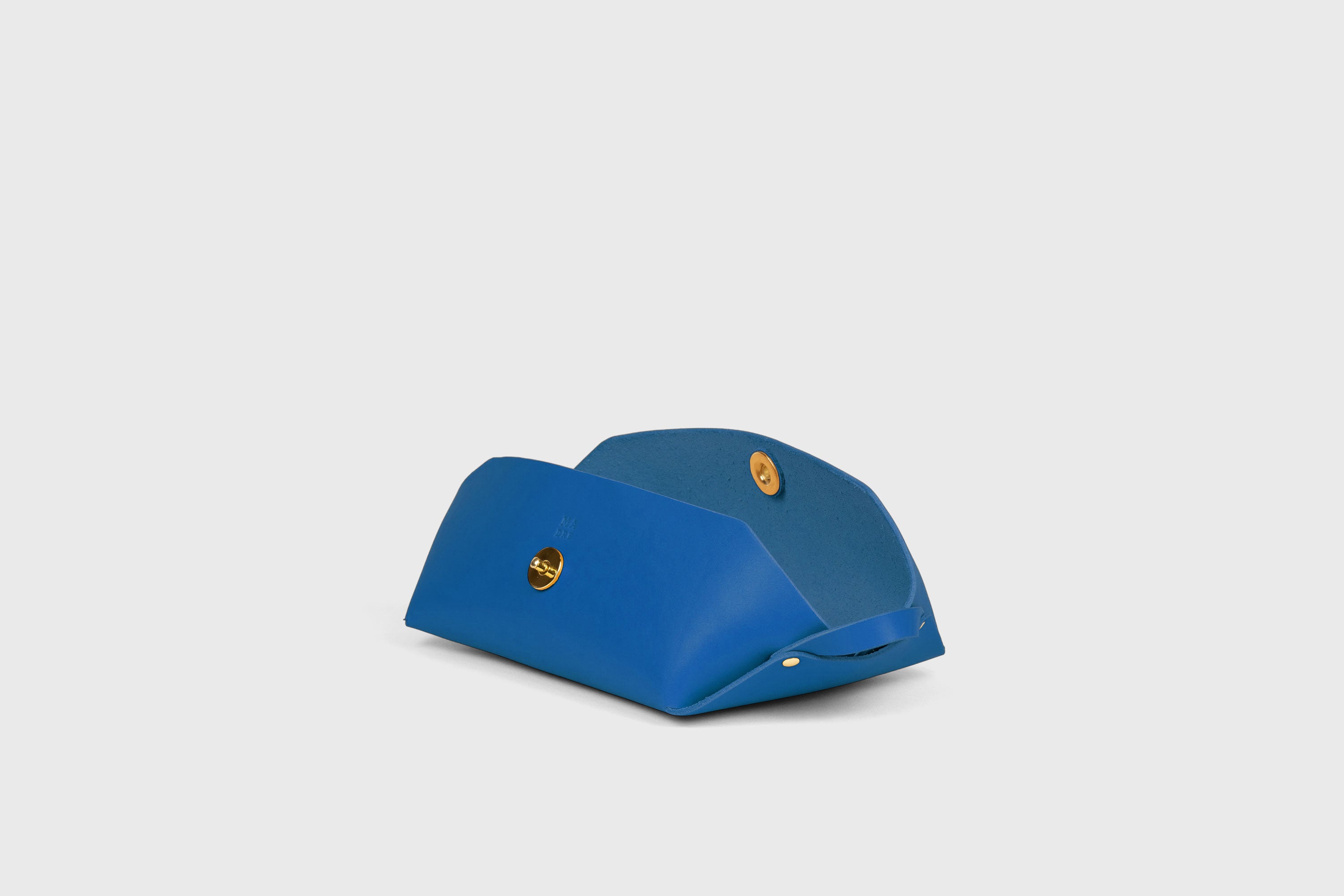 Cosmetic and Toiletry Bag Royal Blue Color Leather Dopp Kit Mens Woman's Pouch Makeup Case Minimalistic Modern Design Atelier Madre Manuel Dreesmann Barcelona Spain