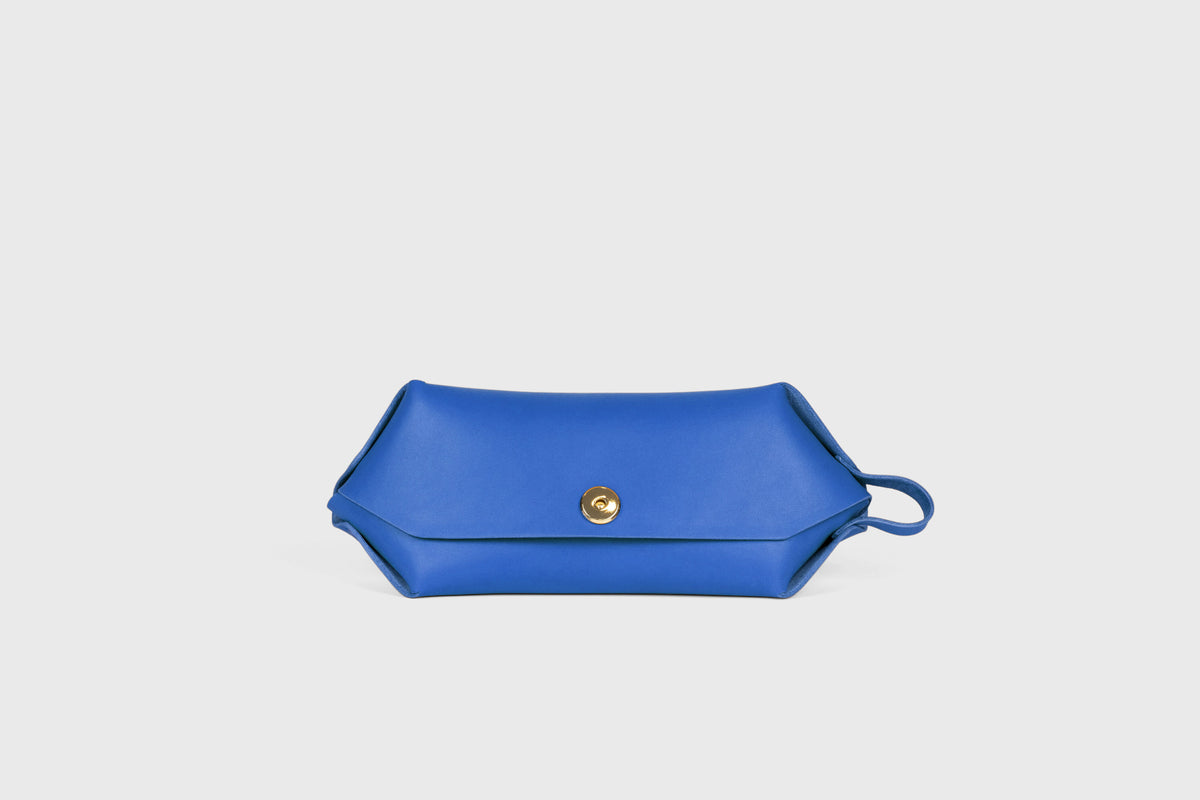 Toiletry Bag Royal Blue Color Leather Makeup Case Hygiene Dopp Kit Bag Modern Minimal Design Premium Quality Atelier Madre Manuel Dreesmann Barcelona Spain 5