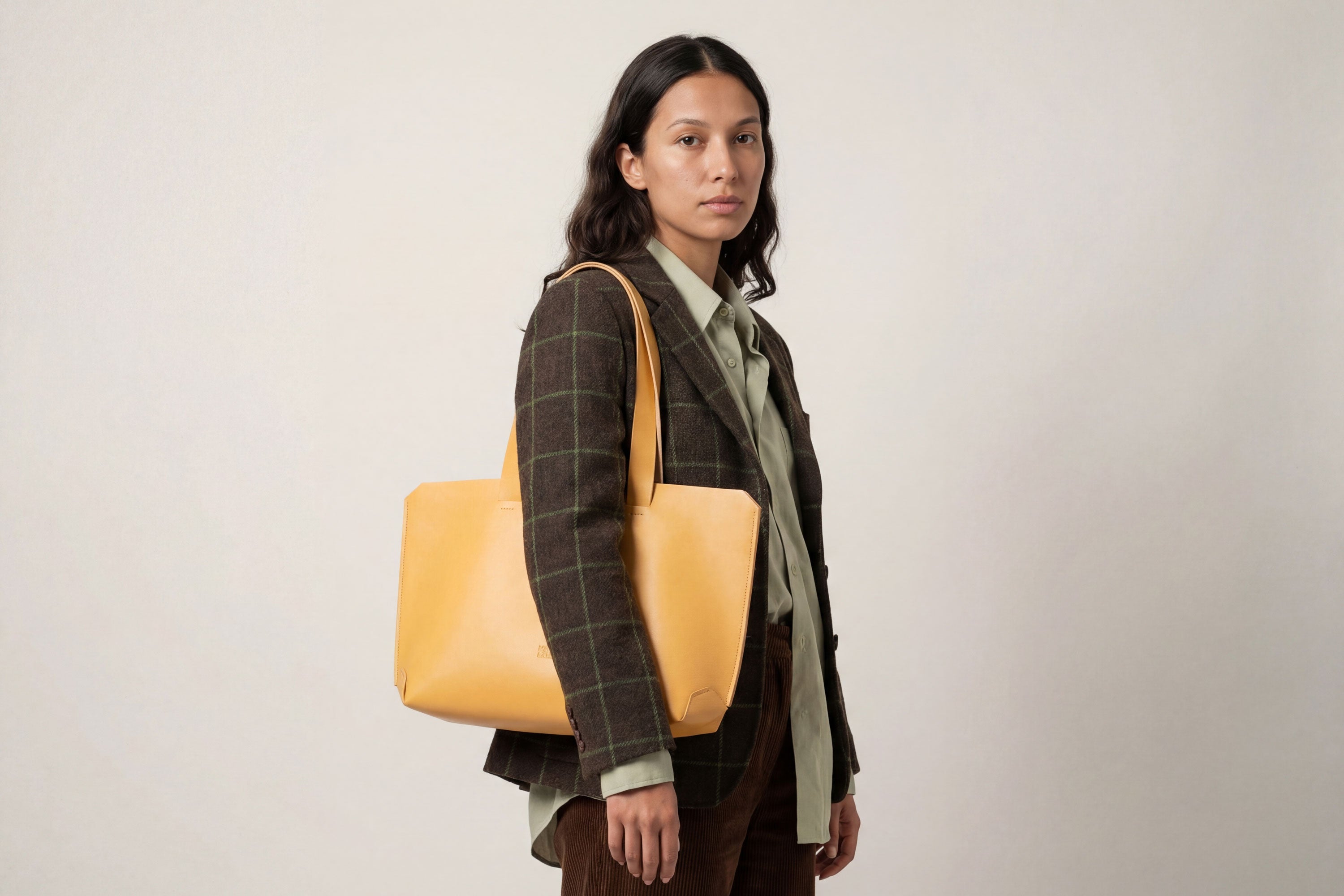 Tote Bag Leather Brown Color On A Woman Model Vegetable Tanned Leather Natural Minimalistic Design By Manuel Dreesmann Atelier Madre Barcelona Spain