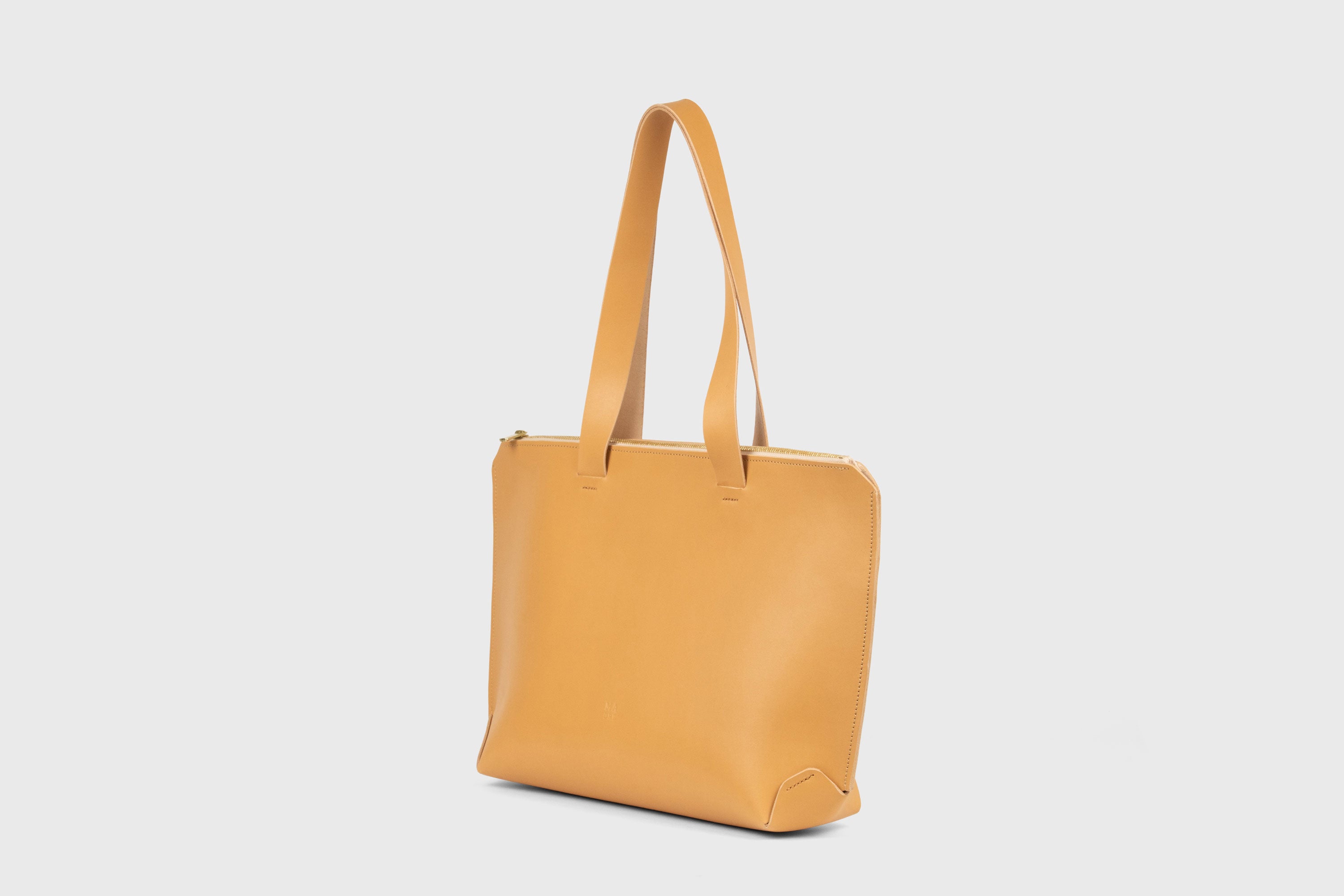 Tote Bag Leather Zipper Brown Color Premium Quality Minimalist Design Atelier Madre Manuel Dreesmann Barcelona Spain