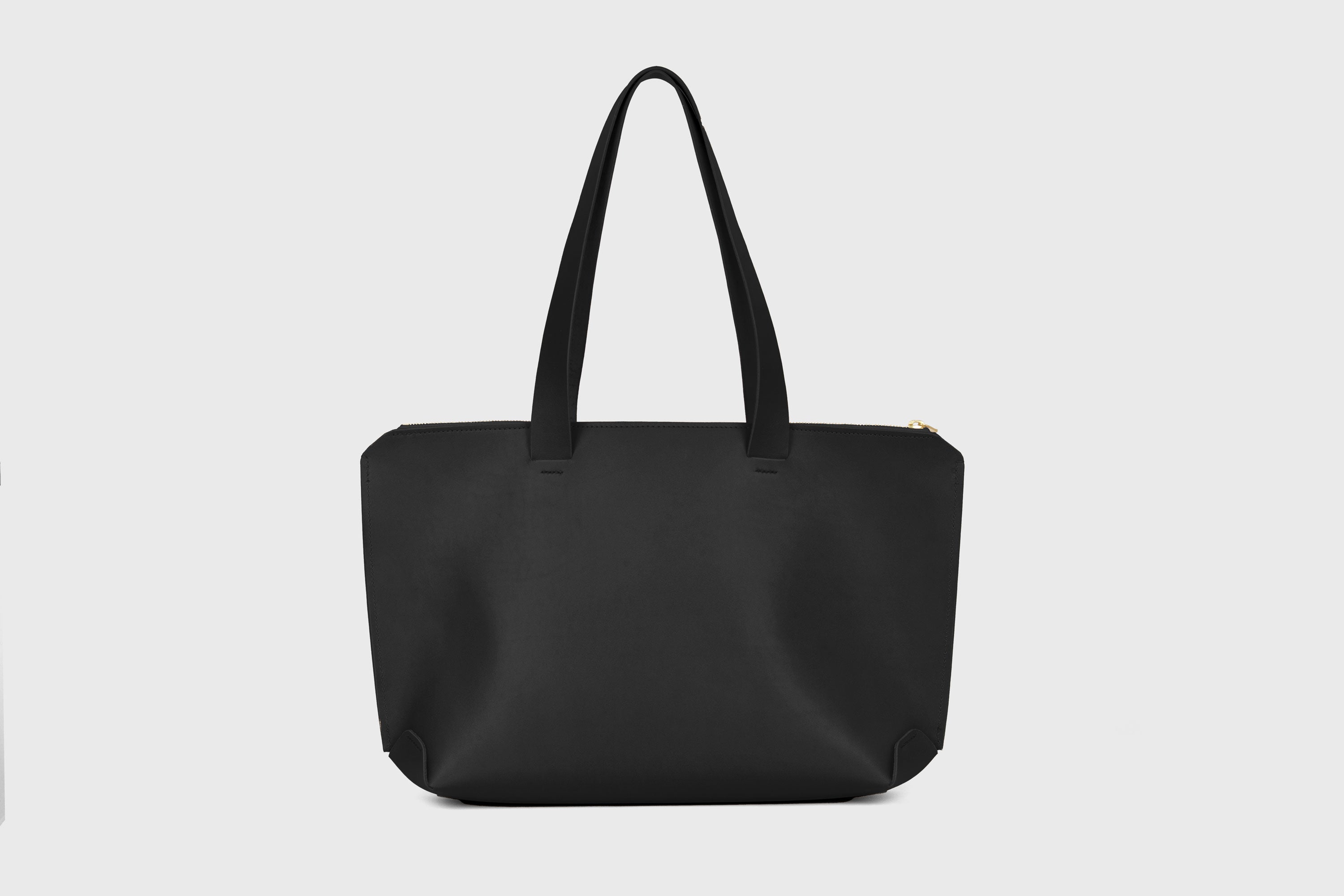 Tote Bag With Zipper In Black Colour In Vegetable Tanned Leather Minimalistic Design Atelier Madre Manuel Dreesmann Barcelona Spain
