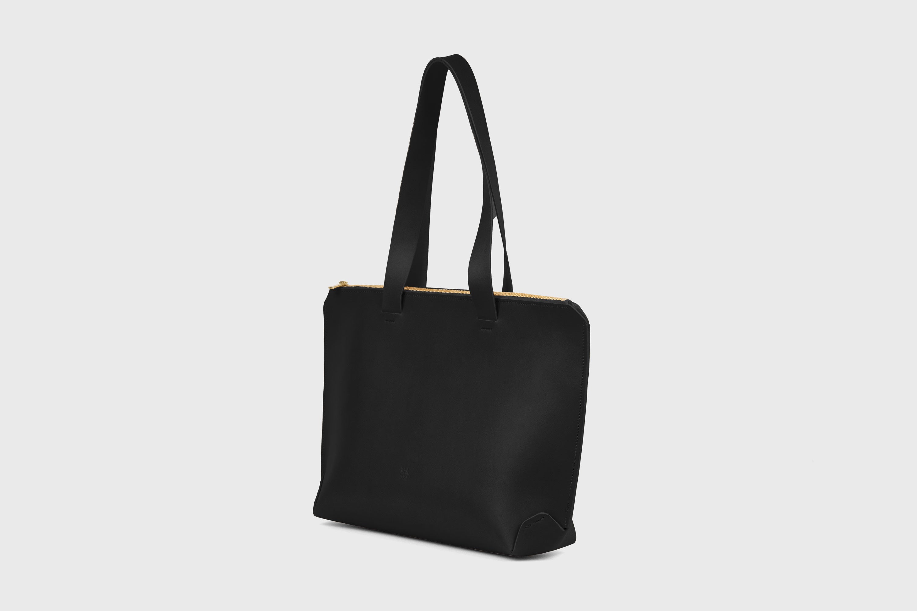 Tote Bag With Zipper In Black Colour In Vegetable Tanned Leather Minimalistic Design Atelier Madre Manuel Dreesmann Barcelona Spain