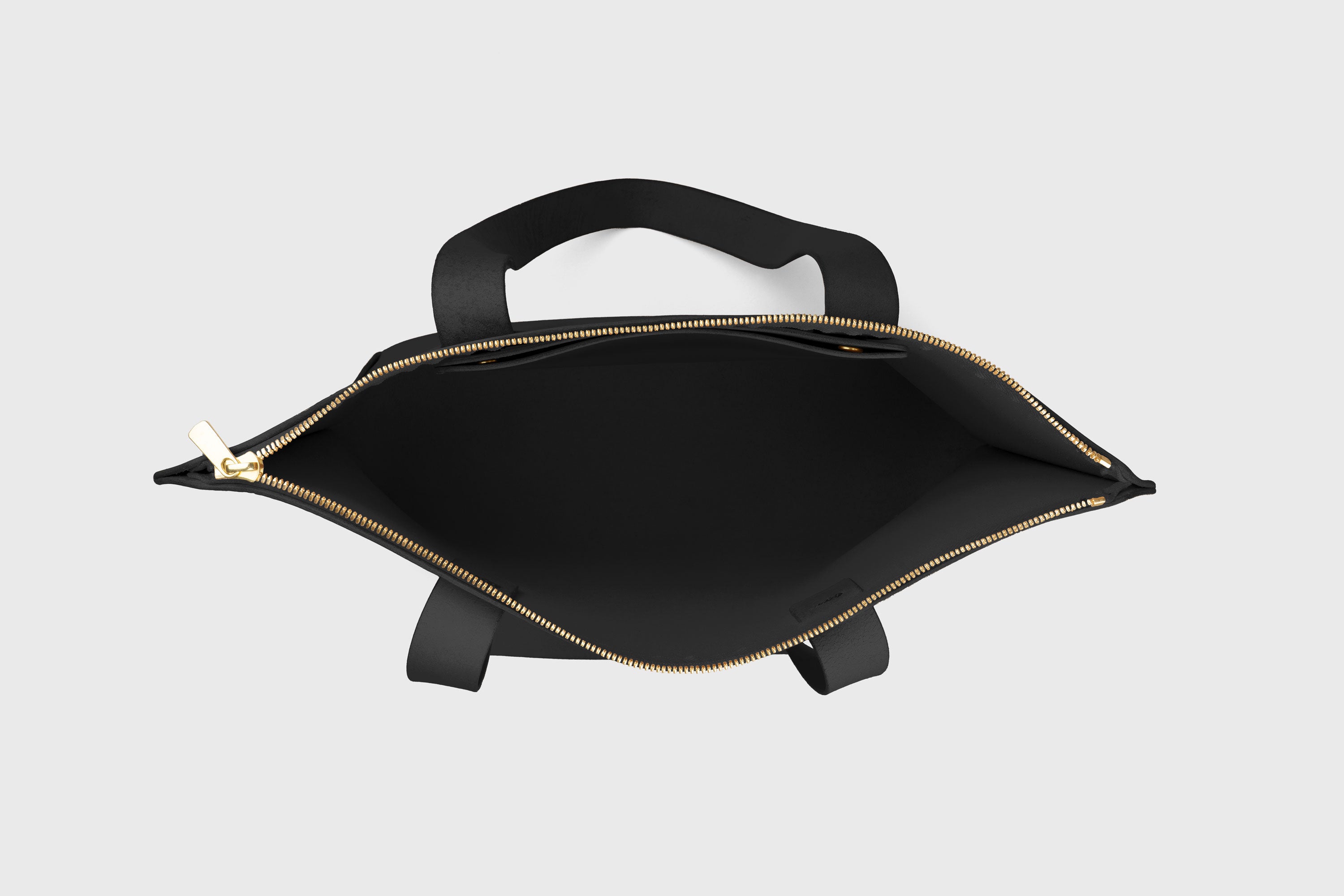 Tote Bag With Zipper In Black Colour In Vegetable Tanned Leather Minimalistic Design Atelier Madre Manuel Dreesmann Barcelona Spain