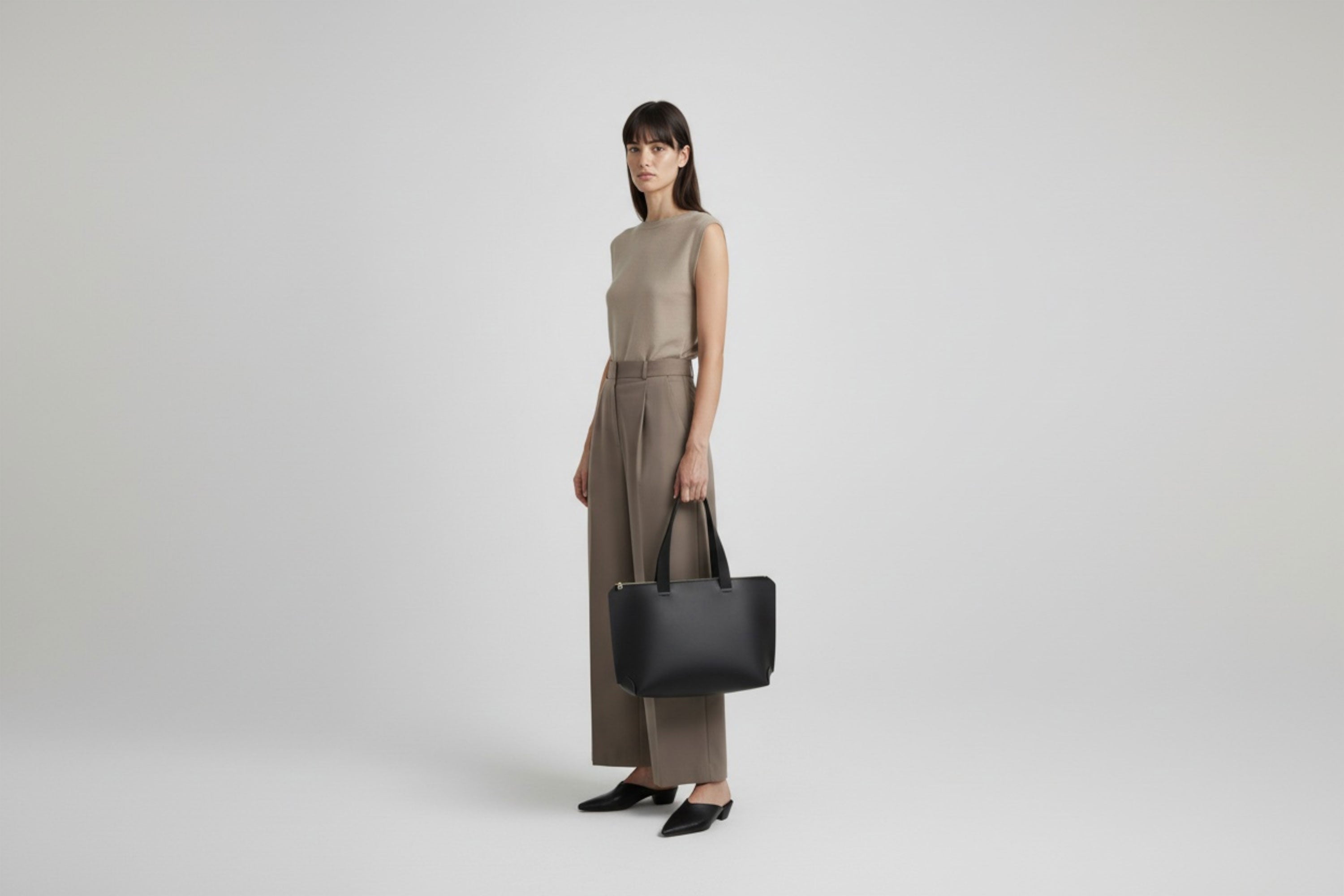 Tote Bag Leather Zipper Black Color On A Woman Model Premium Quality Minimalist Design Atelier Madre Manuel Dreesmann Barcelona Spain
