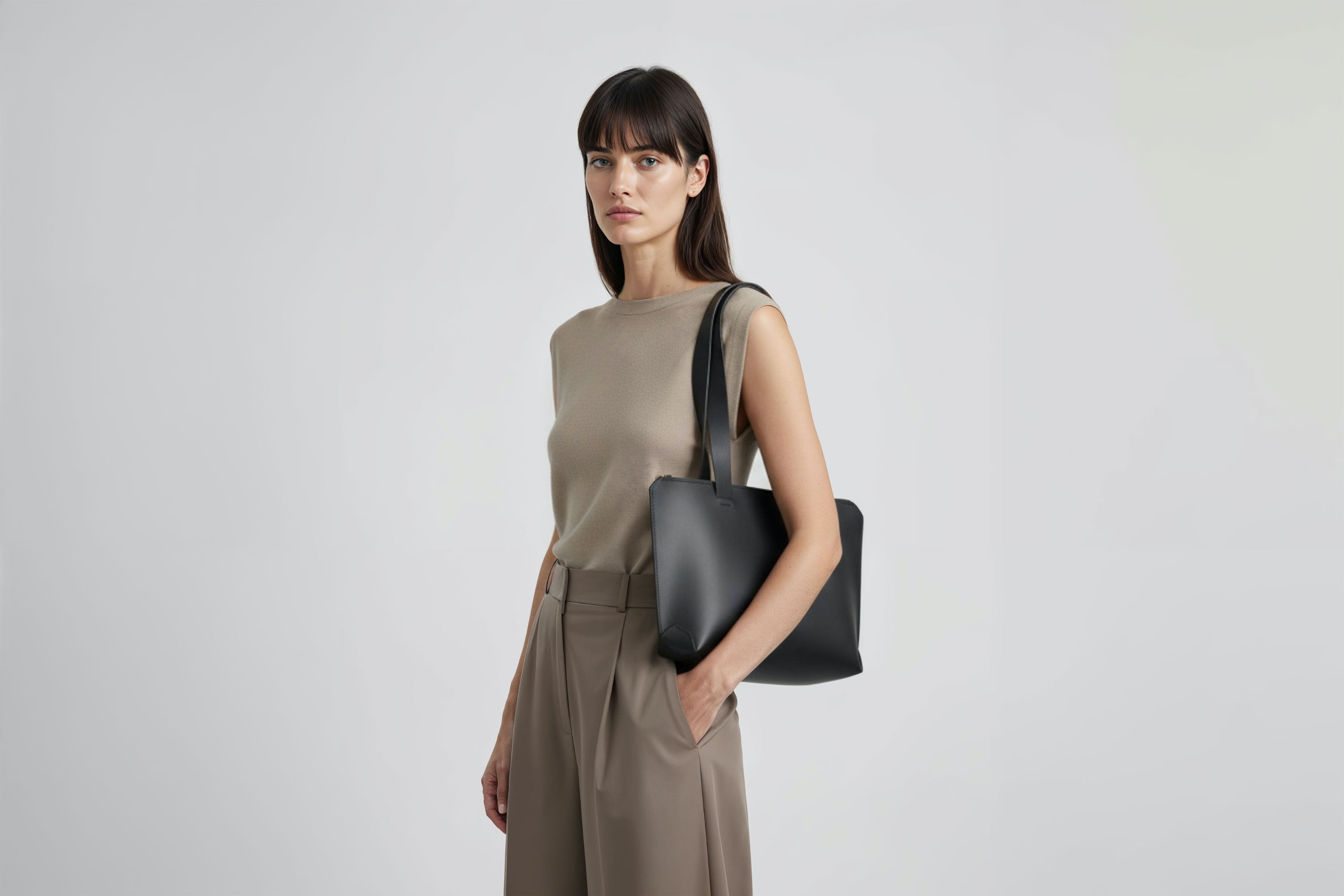 Tote Bag Leather Zipper Black Color On A Woman Model Premium Quality Minimalist Design Atelier Madre Manuel Dreesmann Barcelona Spain