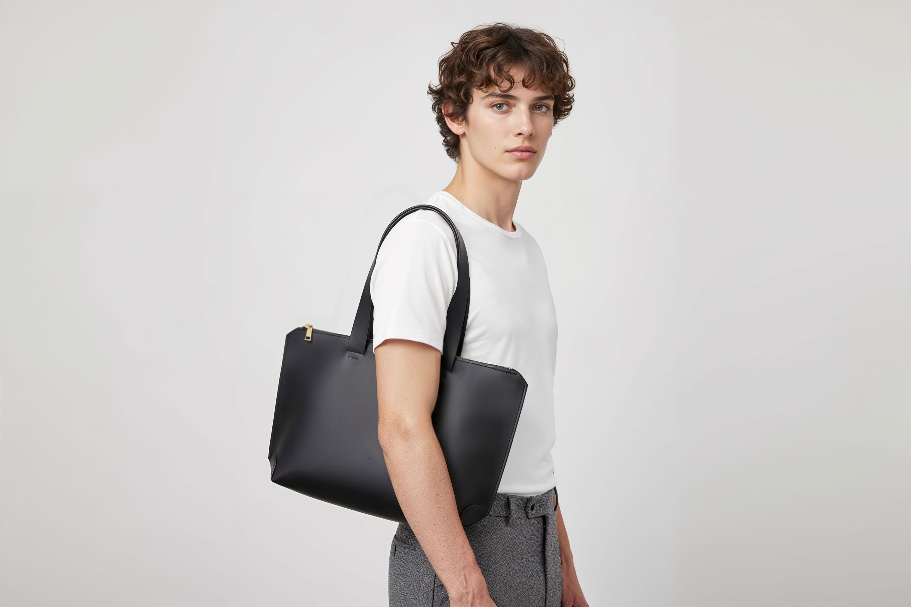 Tote Bag Leather Zipper Black Color On A Woman Model Premium Quality Minimalist Design Atelier Madre Manuel Dreesmann Barcelona Spain