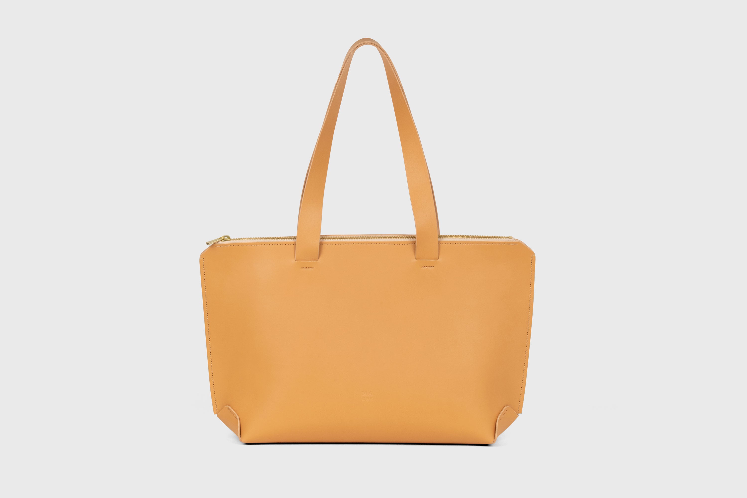 Tote Bag With Zipper In Brown Colour In Vegetable Tanned Leather Minimalistic Design Atelier Madre Manuel Dreesmann Barcelona Spain