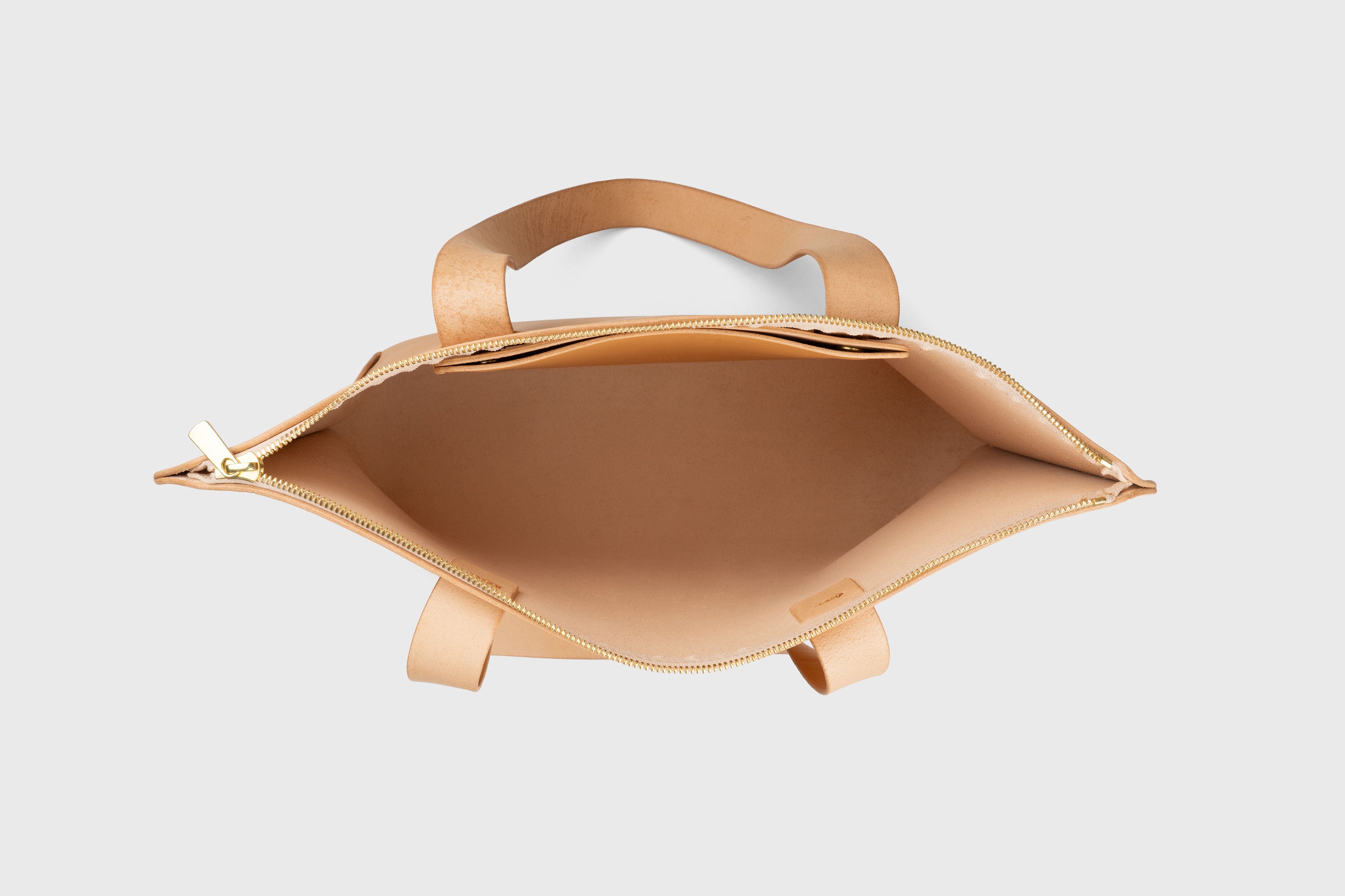 Tote Bag With Zipper In Brown Colour In Vegetable Tanned Leather Minimalistic Design Atelier Madre Manuel Dreesmann Barcelona Spain