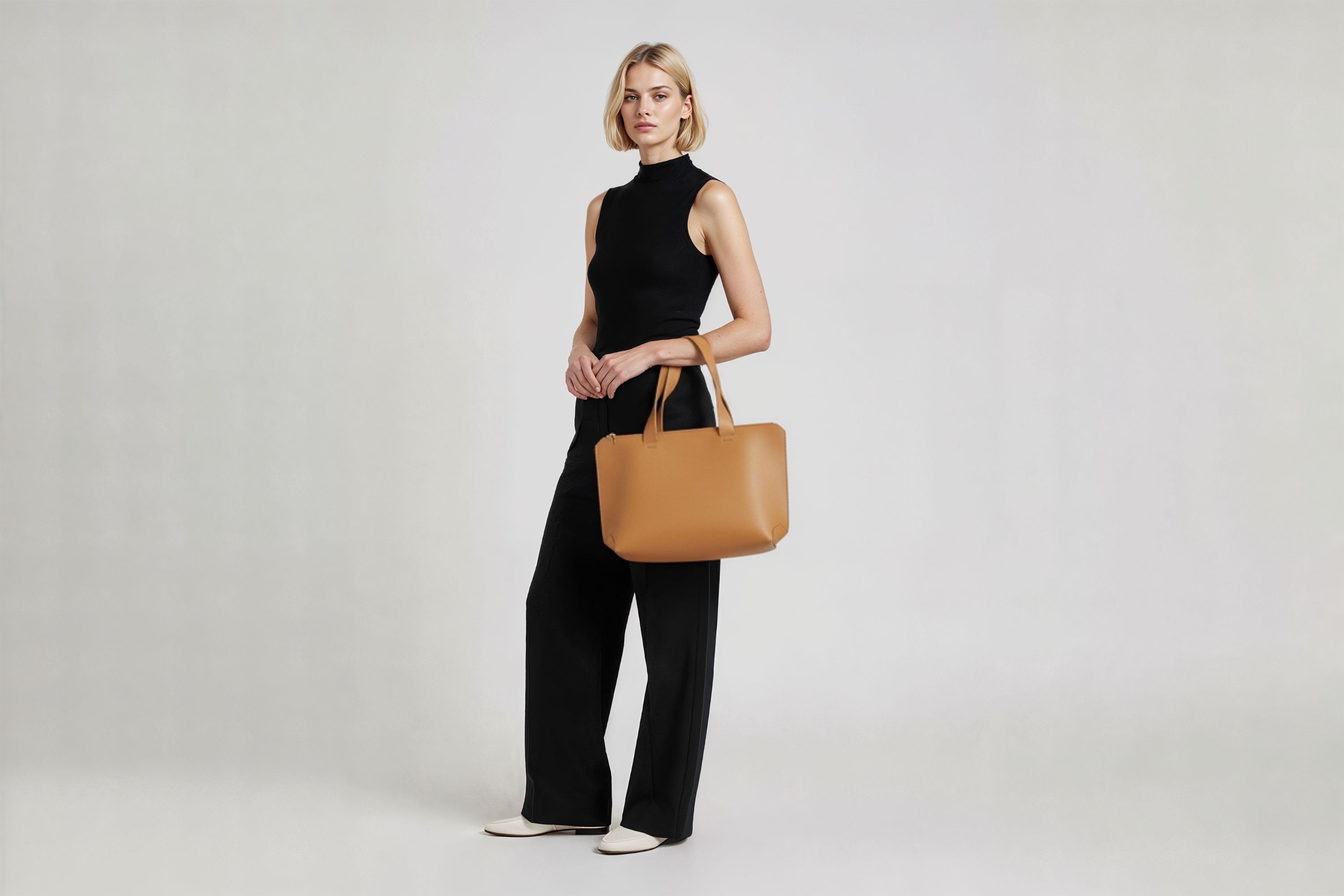 Tote Bag Leather Zipper On A Woman Model Brown Color Premium Quality Minimalist Design Atelier Madre Manuel Dreesmann Barcelona Spain