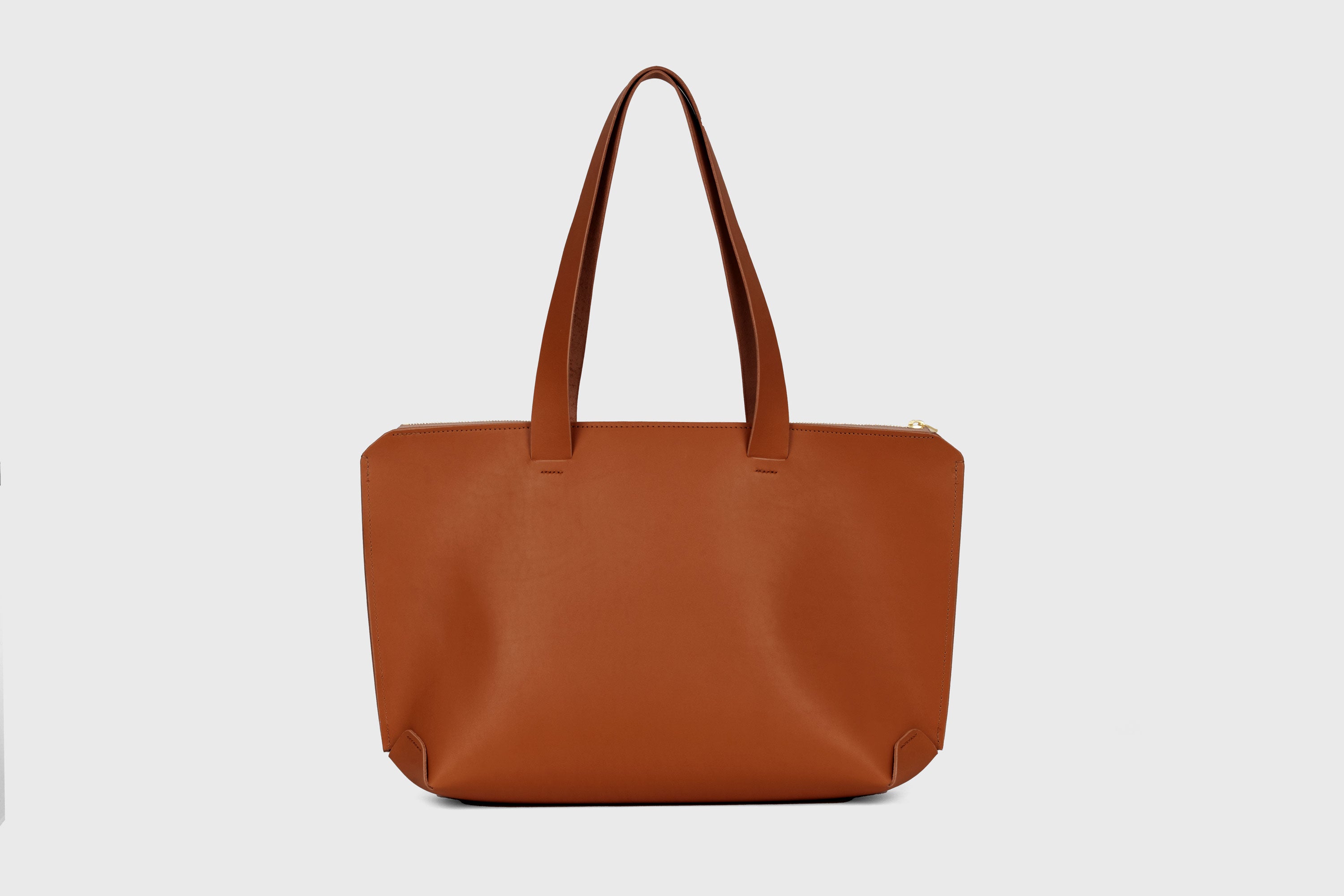 Tote Bag With Zipper In Dark Brown Colour In Vegetable Tanned Leather Minimalistic Design Atelier Madre Manuel Dreesmann Barcelona Spain