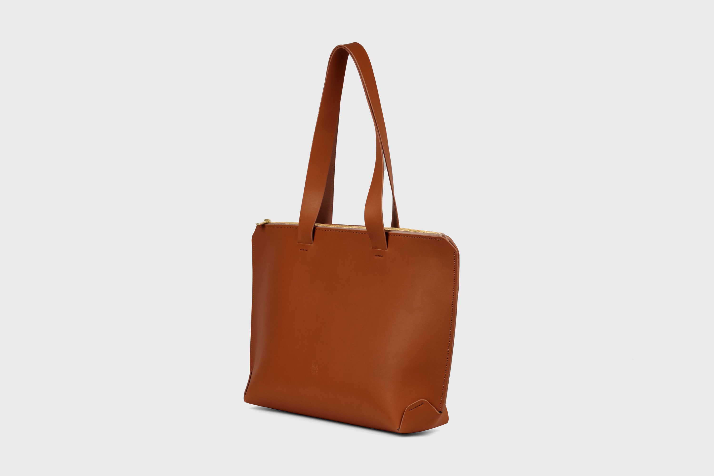 Tote Bag With Zipper In Dark Brown Colour In Vegetable Tanned Leather Minimalistic Design Atelier Madre Manuel Dreesmann Barcelona Spain