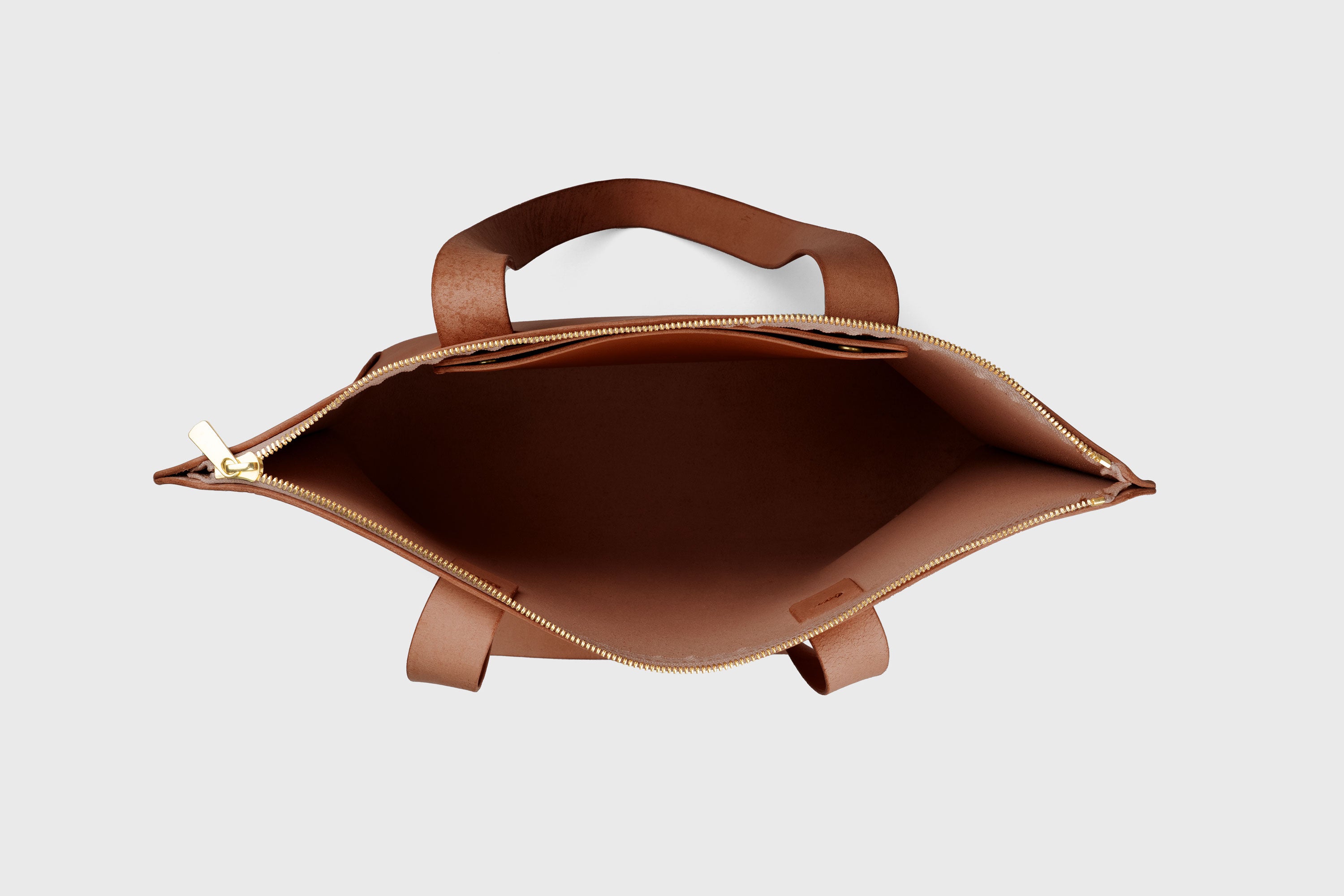 Tote Bag With Zipper In Dark Brown Colour In Vegetable Tanned Leather Minimalistic Design Atelier Madre Manuel Dreesmann Barcelona Spain