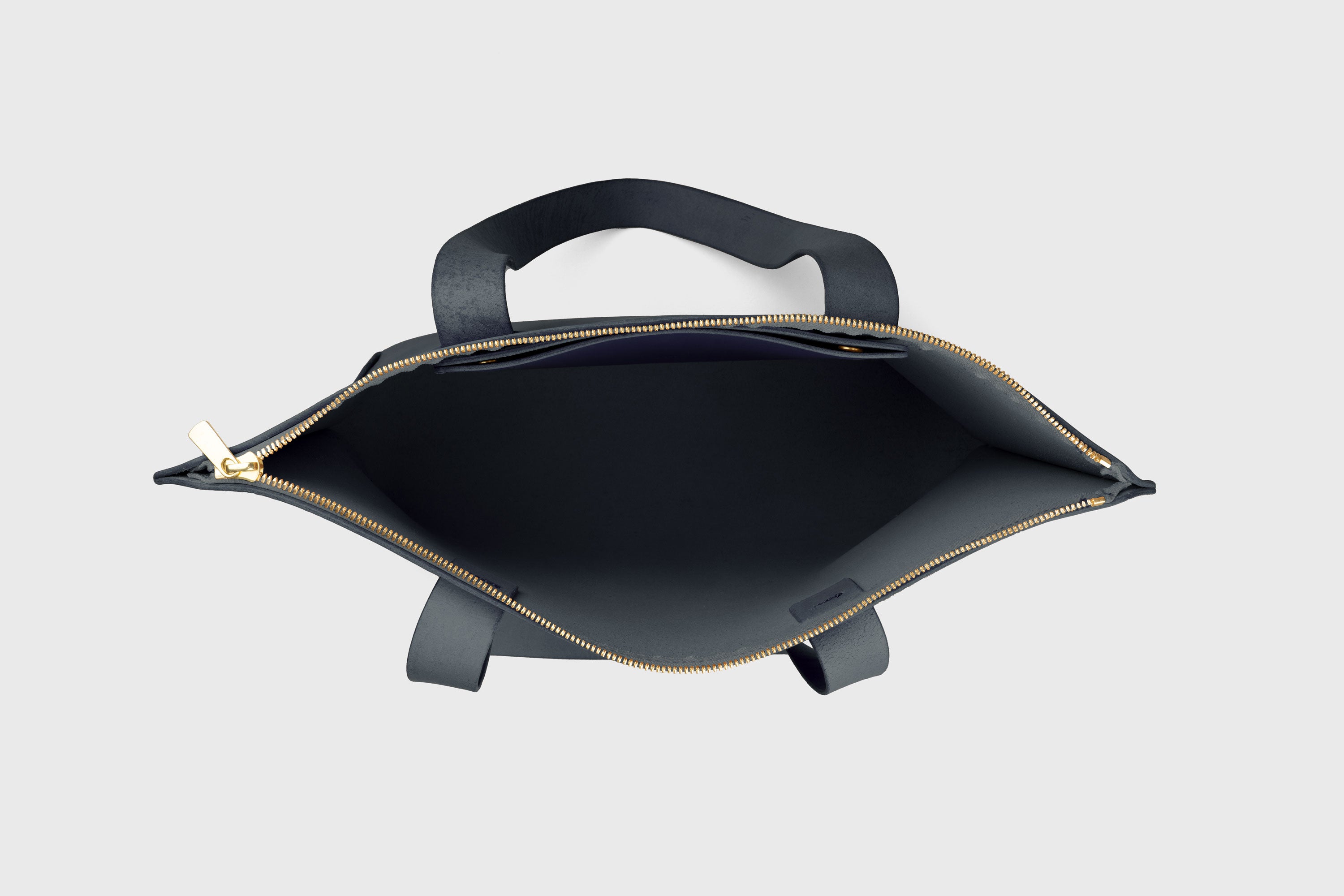 Tote Bag With Zipper In Marine Blue Colour In Vegetable Tanned Leather Minimalistic Design Atelier Madre Manuel Dreesmann Barcelona Spain