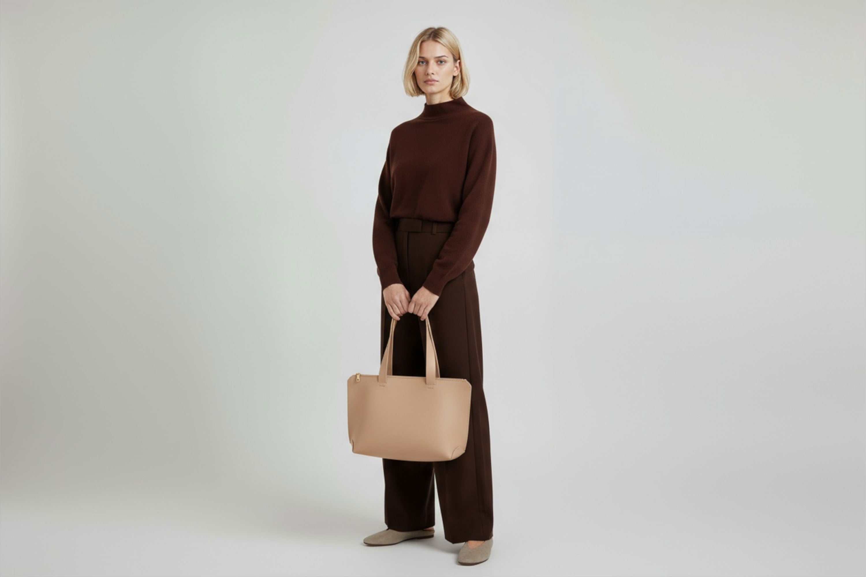 Tote Bag Leather Zipper Natural Color On A Woman Model Premium Quality Minimalist Design Atelier Madre Manuel Dreesmann Barcelona Spain