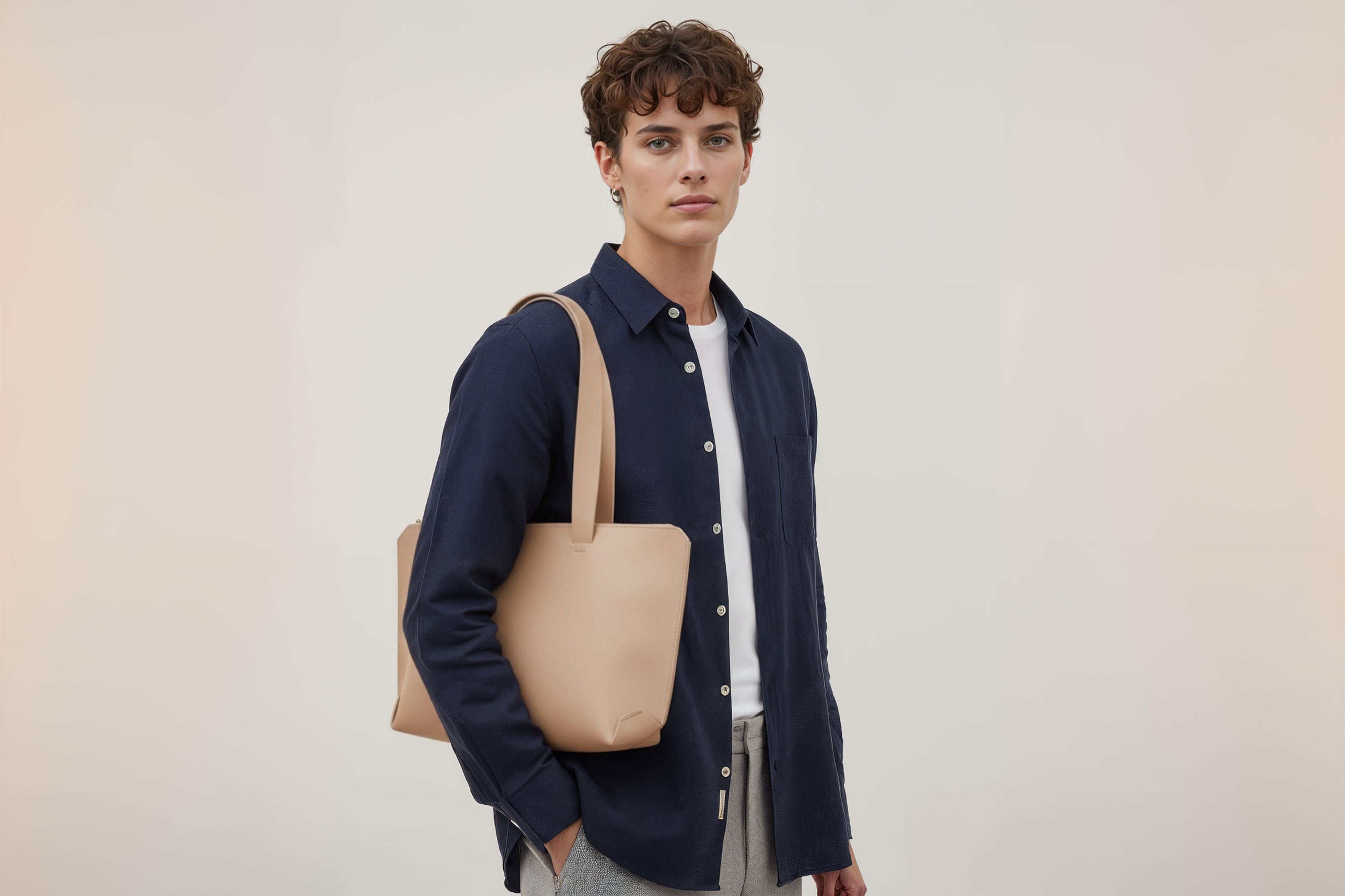 Tote Bag Leather Zipper Natural Color On A Man Model Premium Quality Minimalist Design Atelier Madre Manuel Dreesmann Barcelona Spain