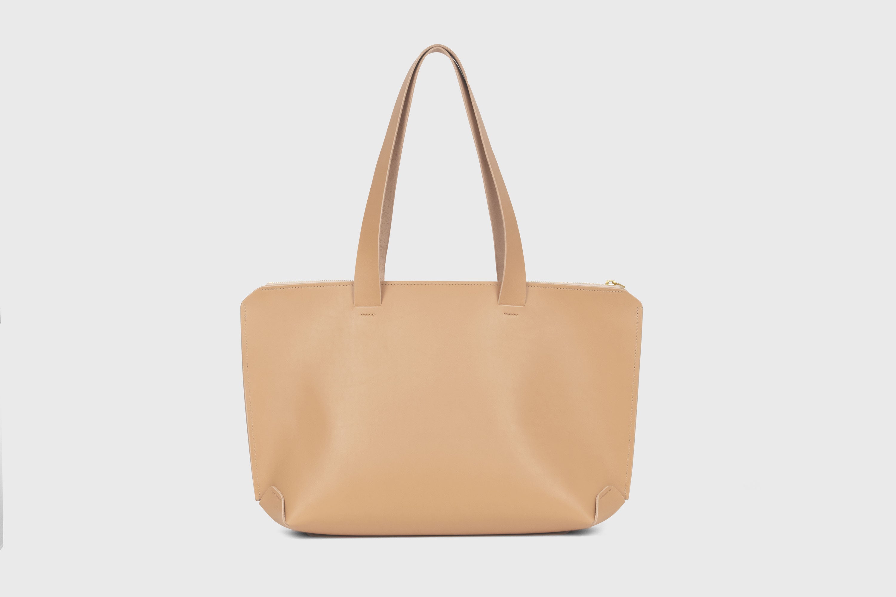 Tote Bag With Zipper In Natural Colour In Vegetable Tanned Leather Minimalistic Design Atelier Madre Manuel Dreesmann Barcelona Spain