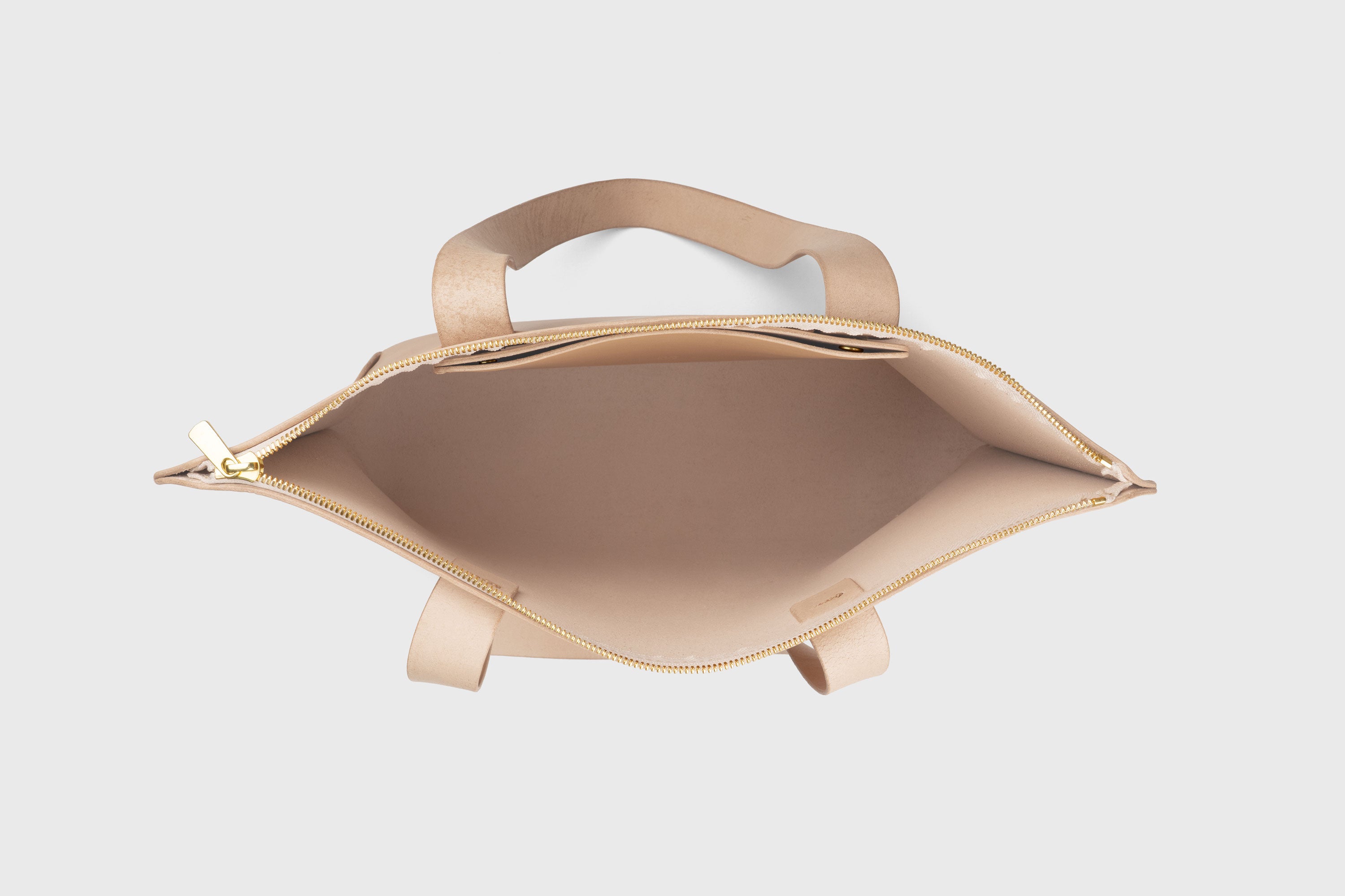 Tote Bag With Zipper In Natural Colour In Vegetable Tanned Leather Minimalistic Design Atelier Madre Manuel Dreesmann Barcelona Spain