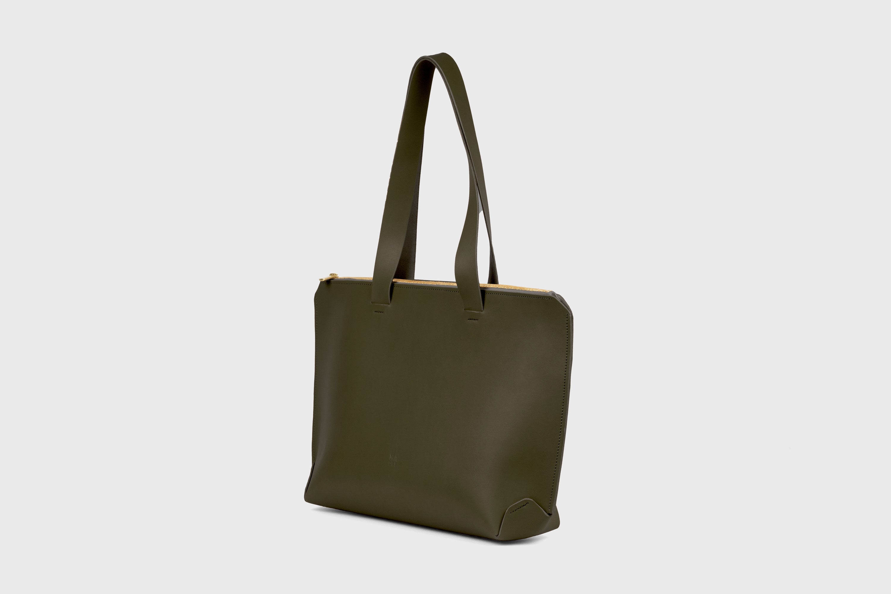 Tote Bag With Zipper In Olive Green Colour In Vegetable Tanned Leather Minimalistic Design Atelier Madre Manuel Dreesmann Barcelona Spain