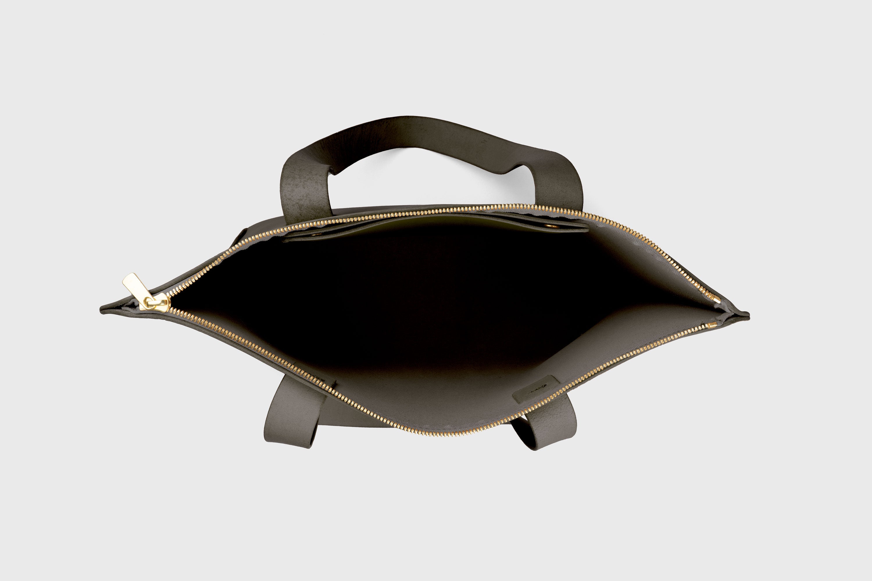 Tote Bag With Zipper In Olive Green Colour In Vegetable Tanned Leather Minimalistic Design Atelier Madre Manuel Dreesmann Barcelona Spain