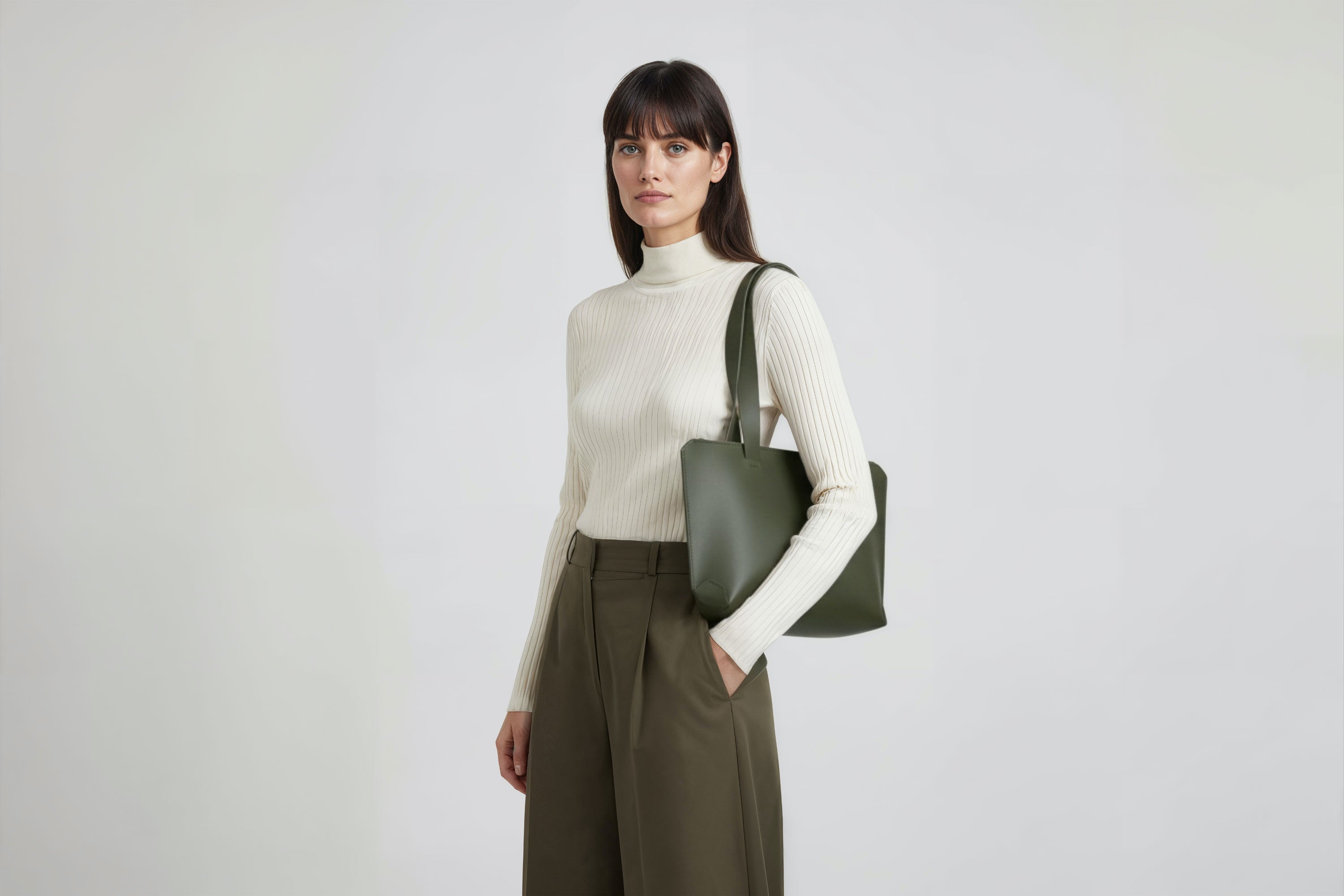 Tote Bag Leather Zipper Olive Green Color On A Woman Model Premium Quality Minimalist Design Atelier Madre Manuel Dreesmann Barcelona Spain