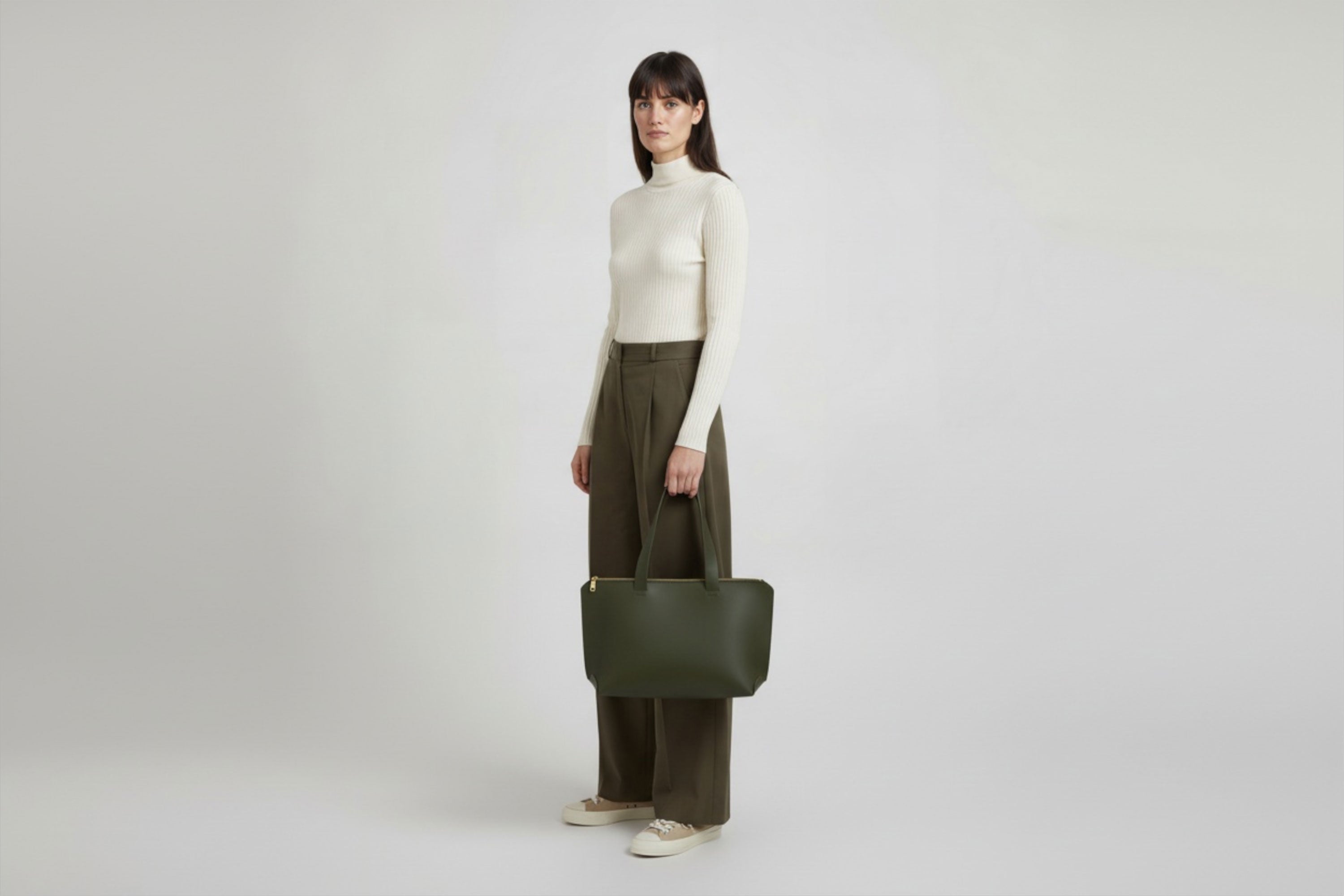 Tote Bag Leather Zipper Olive Green Color On A Woman Model Premium Quality Minimalist Design Atelier Madre Manuel Dreesmann Barcelona Spain
