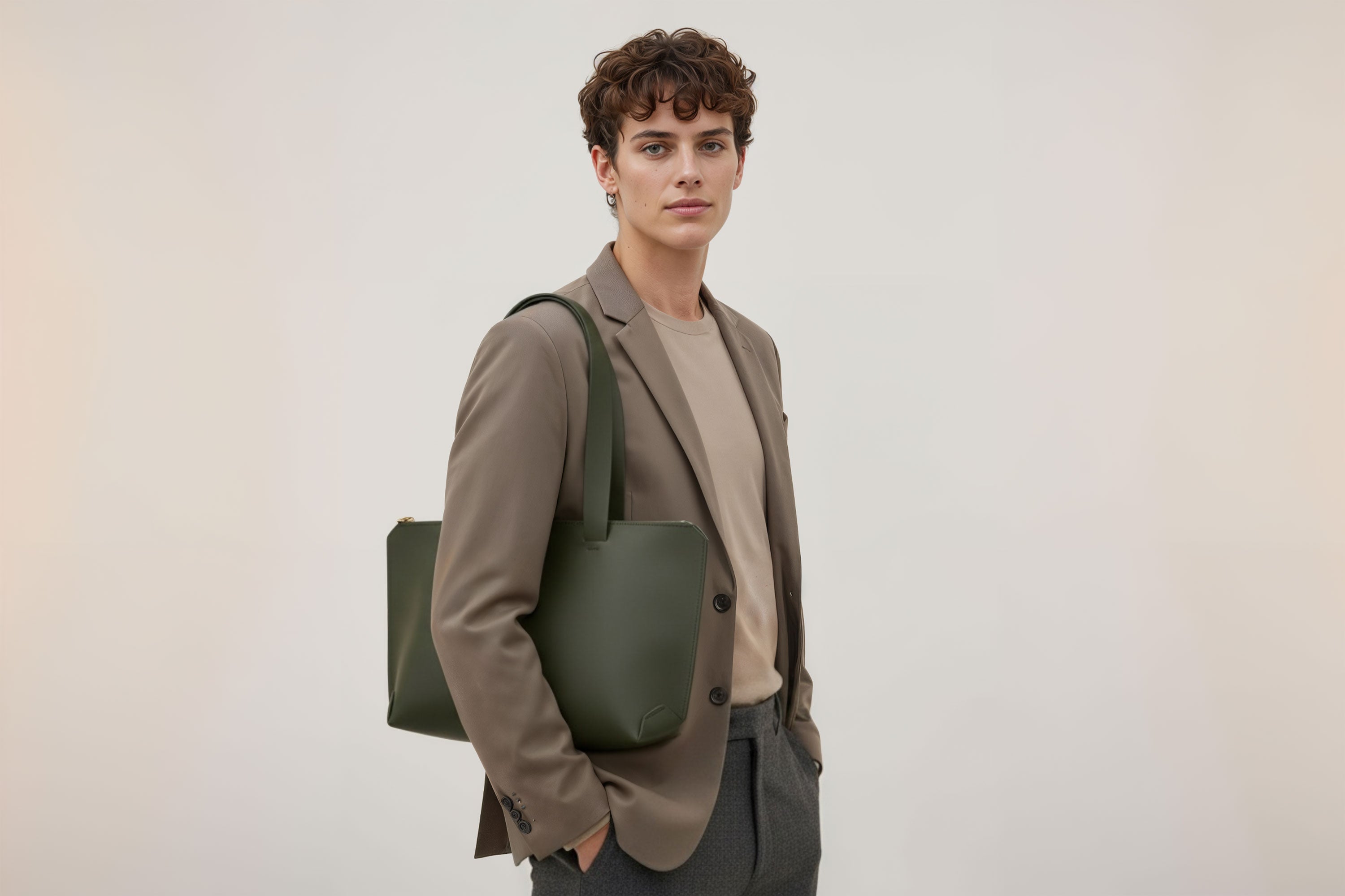 Tote Bag Leather Zipper Olive Green Color On A Mann Model Premium Quality Minimalist Design Atelier Madre Manuel Dreesmann Barcelona Spain