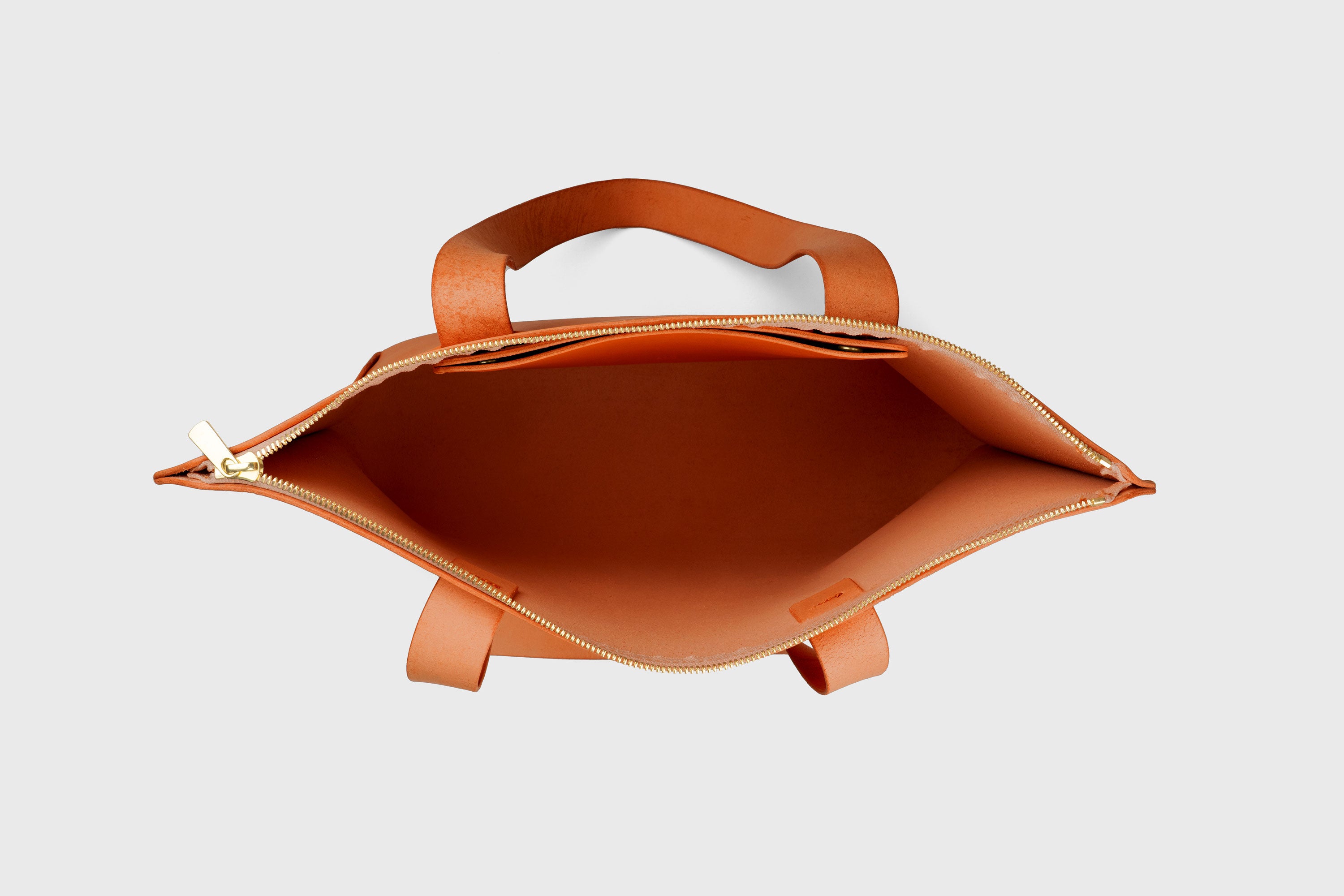 Tote Bag With Zipper In Orange Colour In Vegetable Tanned Leather Minimalistic Design Atelier Madre Manuel Dreesmann Barcelona Spain