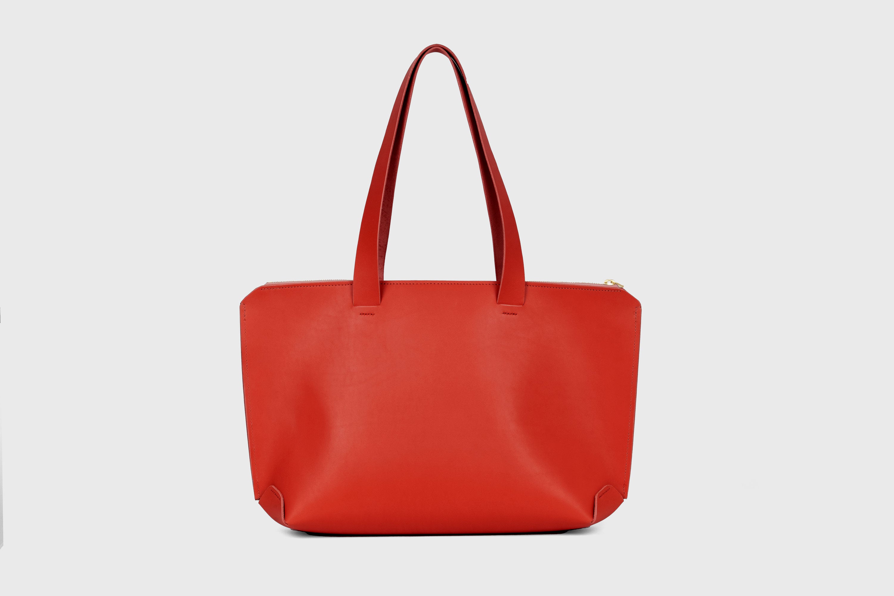 Tote Bag With Zipper In Red Colour In Vegetable Tanned Leather Minimalistic Design Atelier Madre Manuel Dreesmann Barcelona Spain