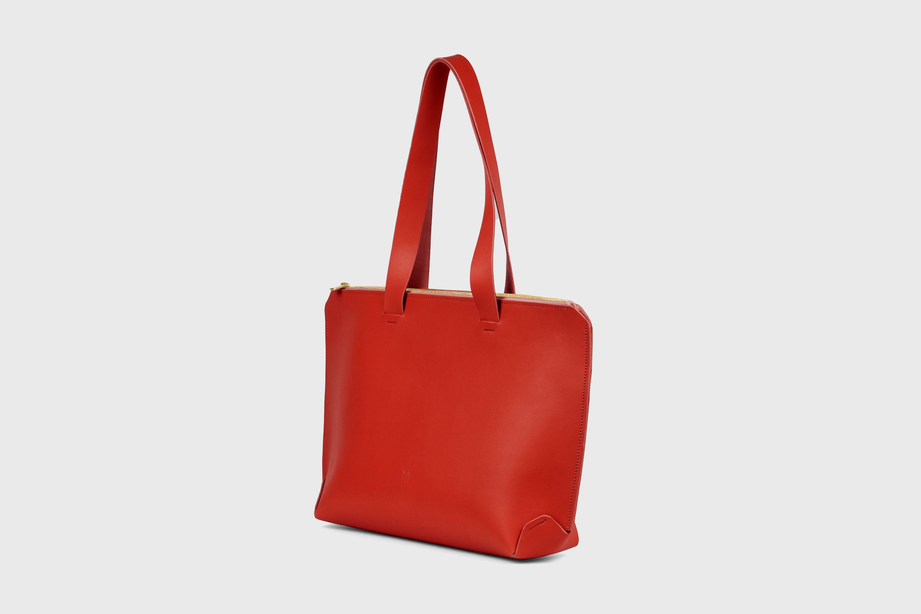 Tote Bag With Zipper In Red Colour In Vegetable Tanned Leather Minimalistic Design Atelier Madre Manuel Dreesmann Barcelona Spain