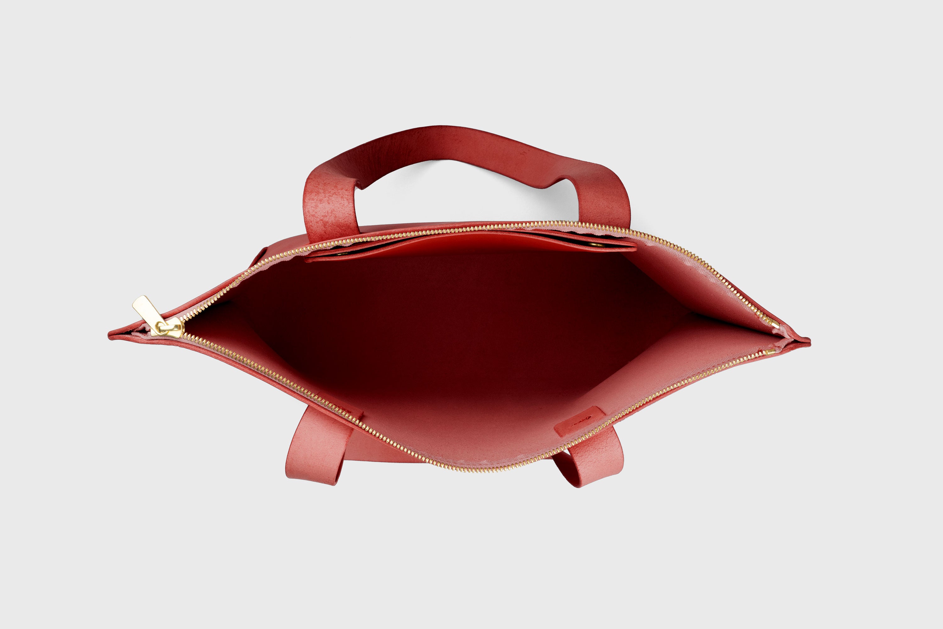 Tote Bag With Zipper In Red Colour In Vegetable Tanned Leather Minimalistic Design Atelier Madre Manuel Dreesmann Barcelona Spain