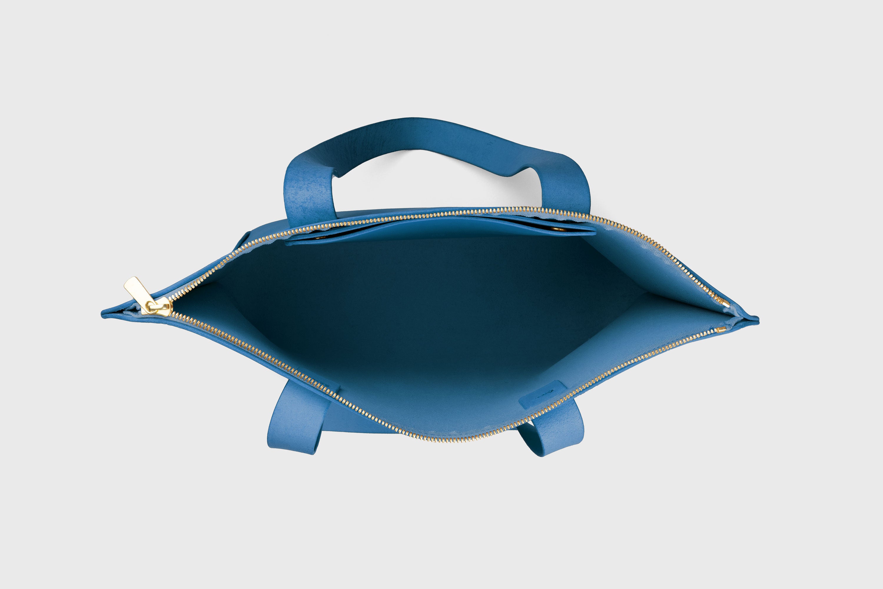 Tote Bag With Zipper In Royal Blue Colour In Vegetable Tanned Leather Minimalistic Design Atelier Madre Manuel Dreesmann Barcelona Spain