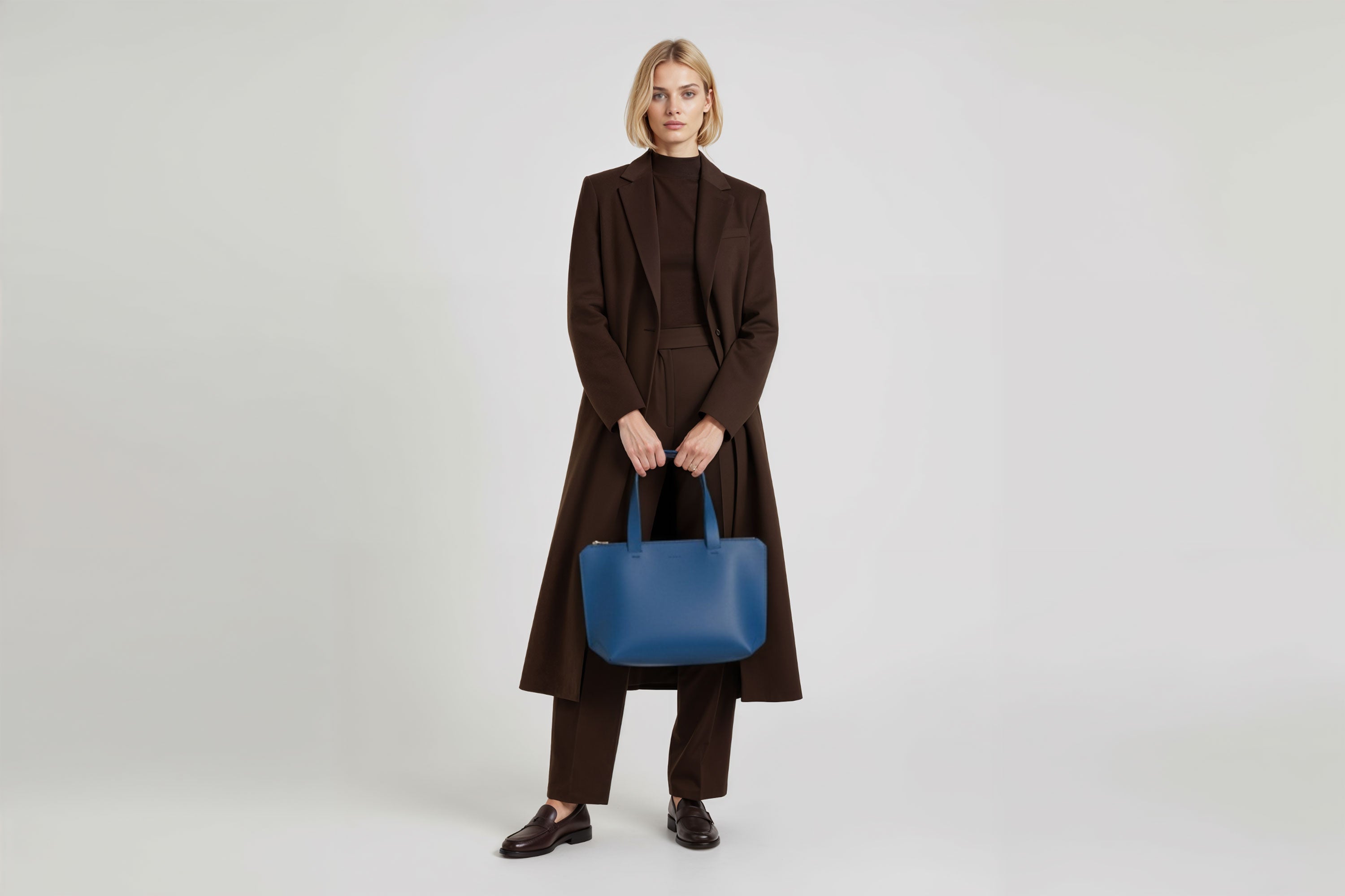 Tote Bag Leather Zipper Royal Blue Color On A Woman Model Premium Quality Minimalist Design Atelier Madre Manuel Dreesmann Barcelona Spain