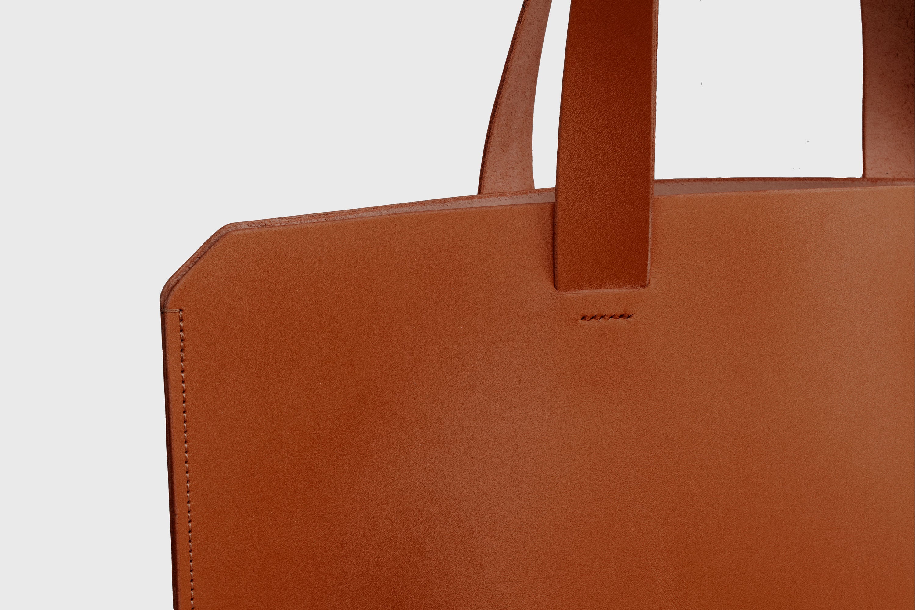Tote H Bag In Dark Brown Color In Vegetable Tanned Leather Minimalistic Design Open Top Atelier Madre Manuel Dreesmann Barcelona Spain