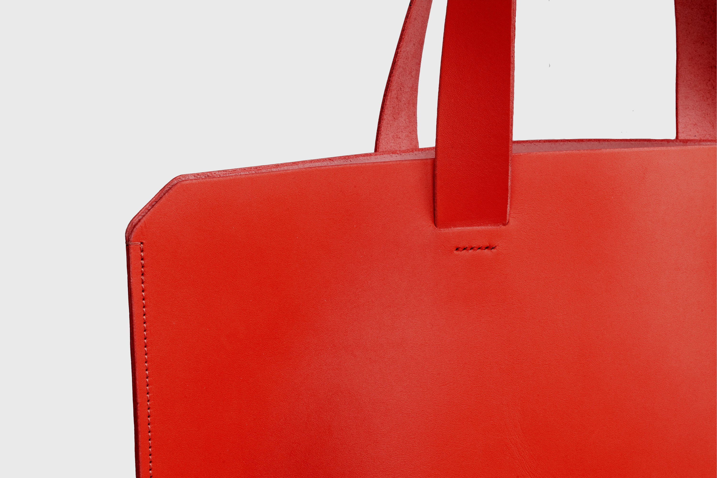 Tote H Bag In Red Color In Vegetable Tanned Leather Minimalistic Design Open Top Atelier Madre Manuel Dreesmann Barcelona Spain