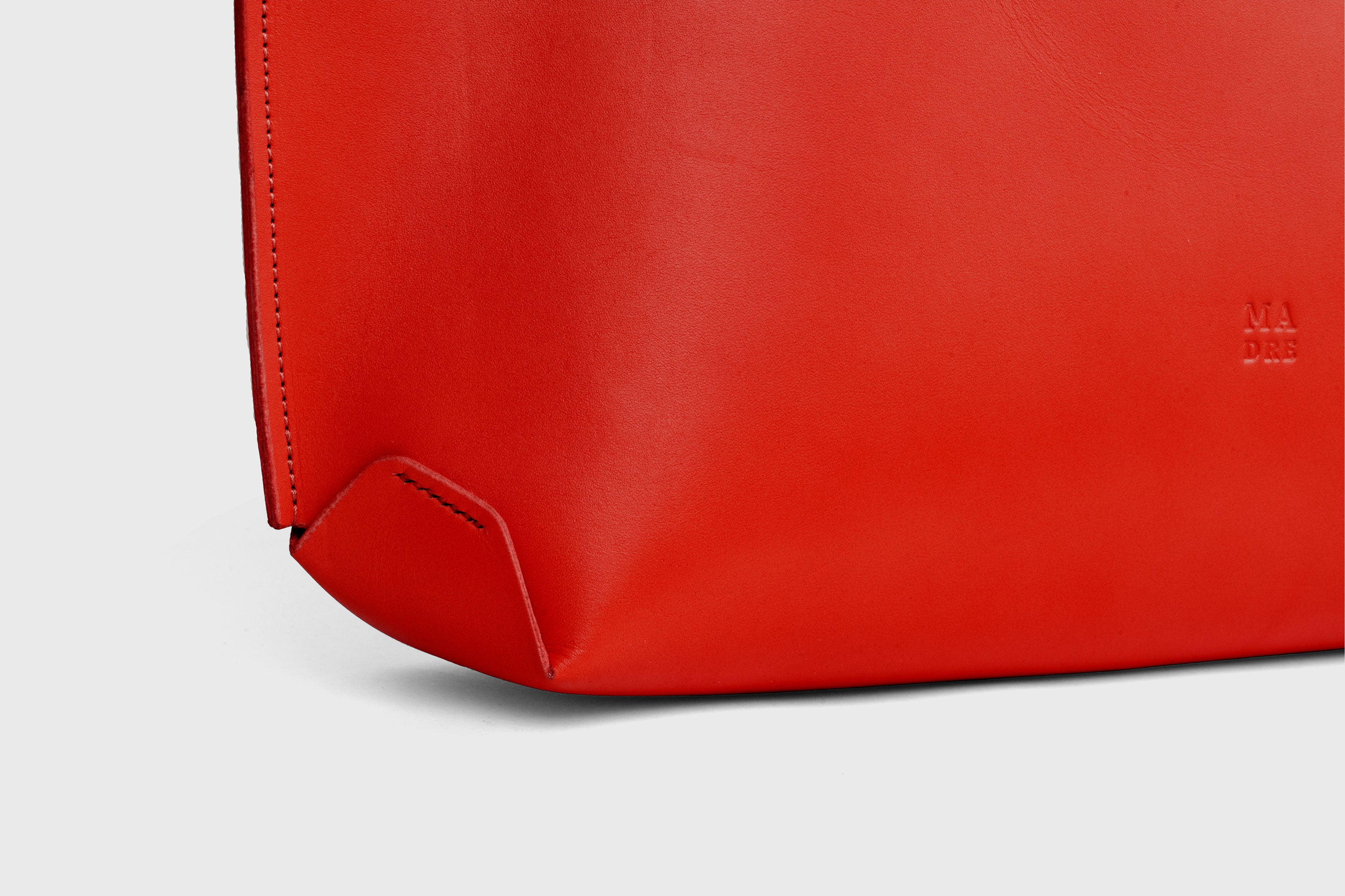 Tote H Bag In Red Color In Vegetable Tanned Leather Minimalistic Design Open Top Atelier Madre Manuel Dreesmann Barcelona Spain