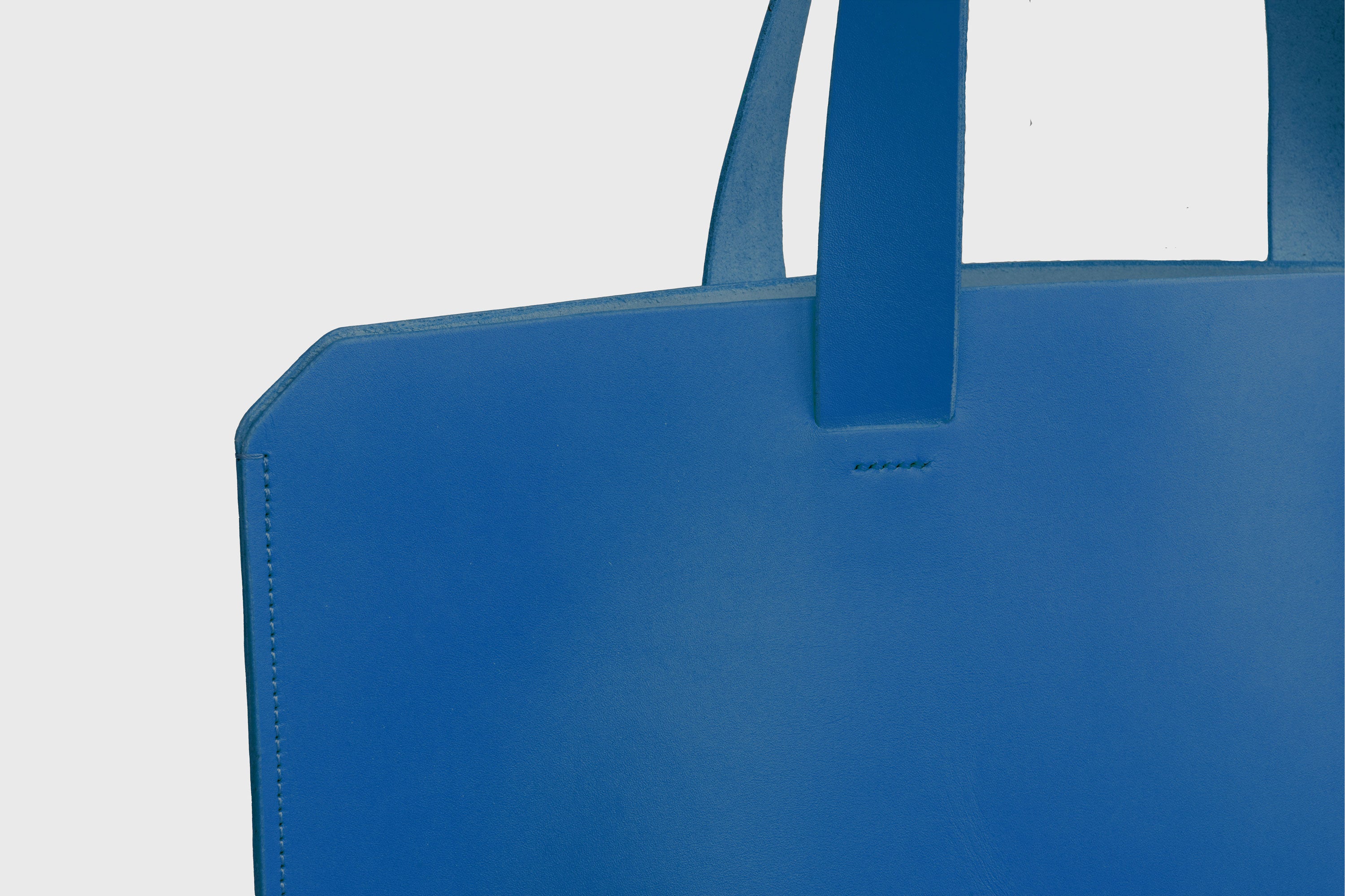 Tote H Bag In Royal Blue Color In Vegetable Tanned Leather Minimalistic Design Open Top Atelier Madre Manuel Dreesmann Barcelona Spain