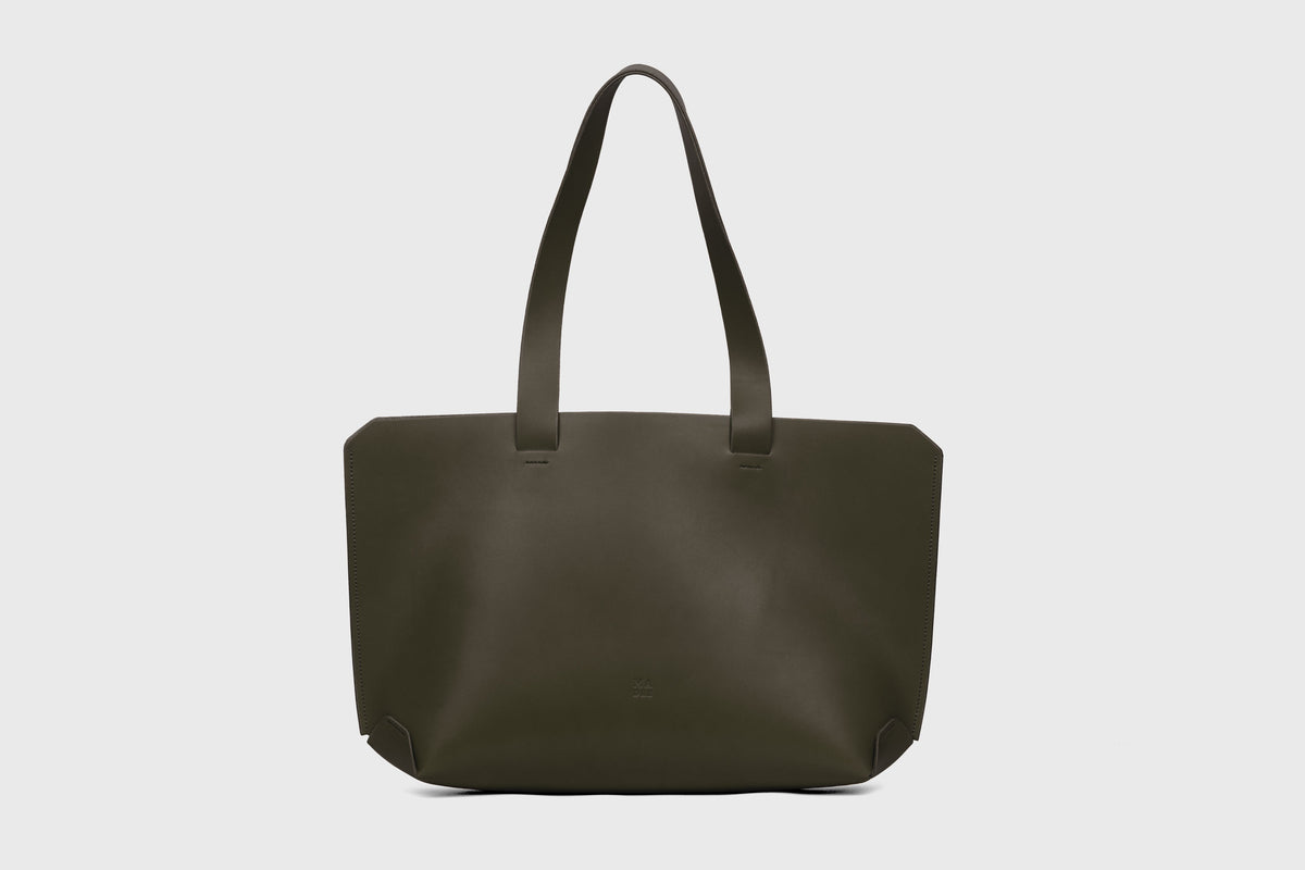 Tote Horizontal Bag Olive Green Leather Minimalistic Design Atelier Madre Manuel Dreesmann Barcelona Spain 1