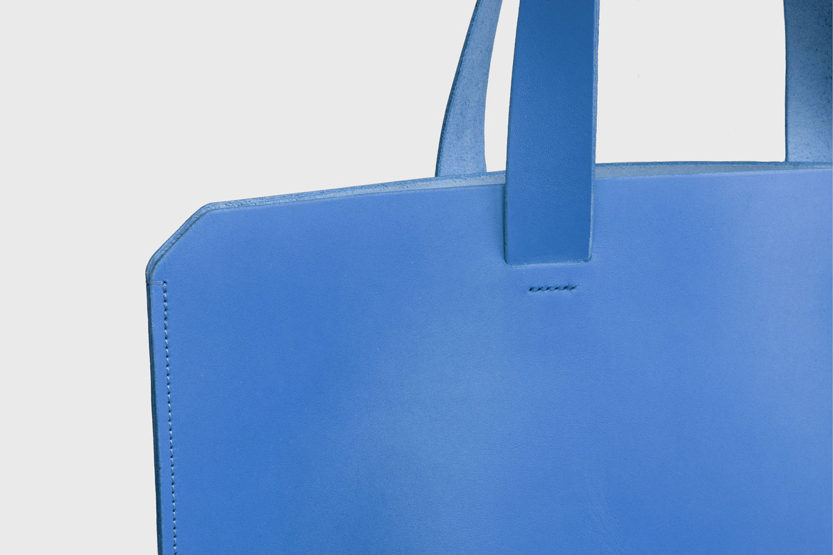 Tote Horizontal Bag Royal Blue Leather Minimalistic Design Atelier Madre Manuel Dreesmann Barcelona Spain 3