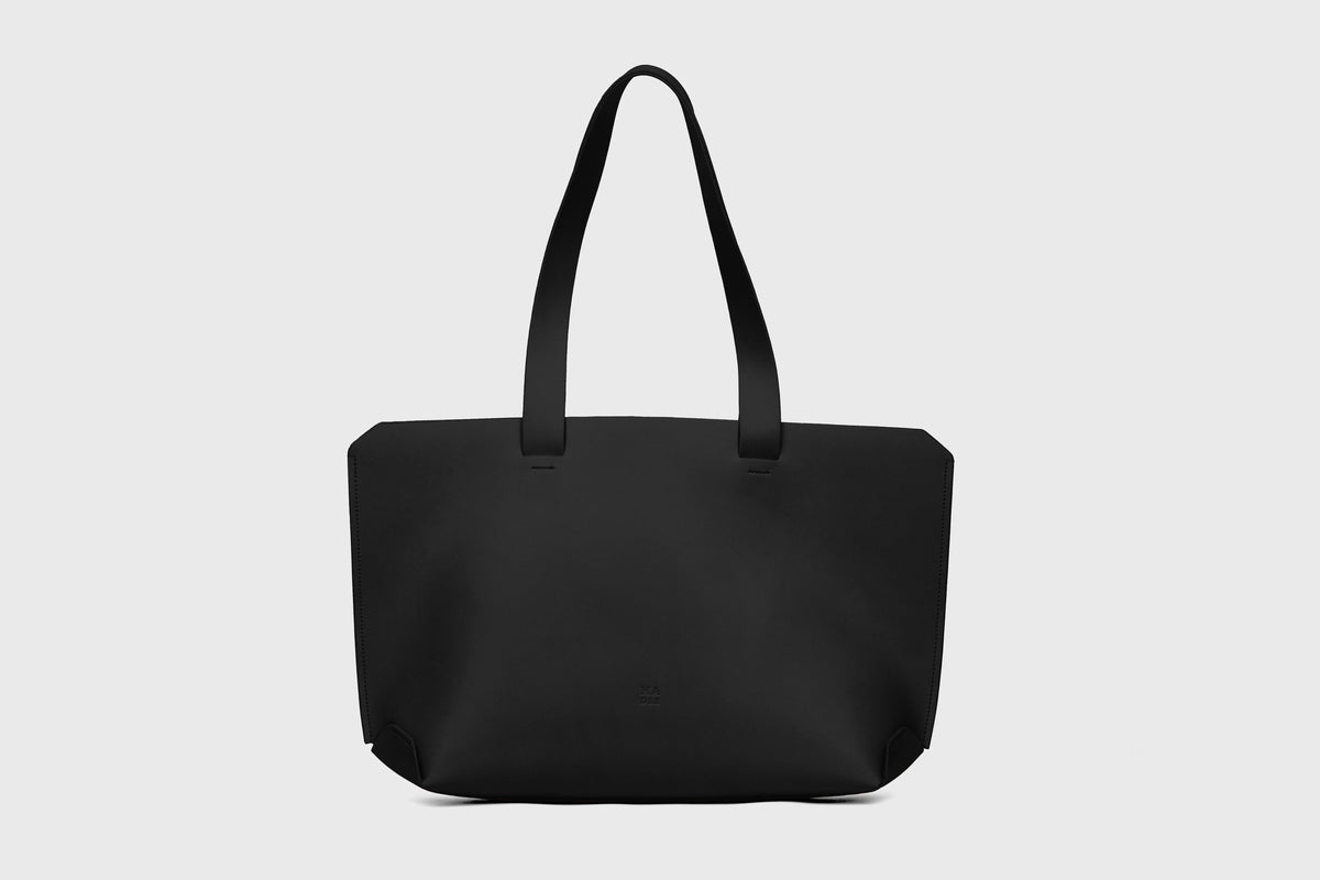 Tote Horizontal Black Leather Minimalistic Design Atelier Madre Manuel Dreesmann Barcelona Spain 1