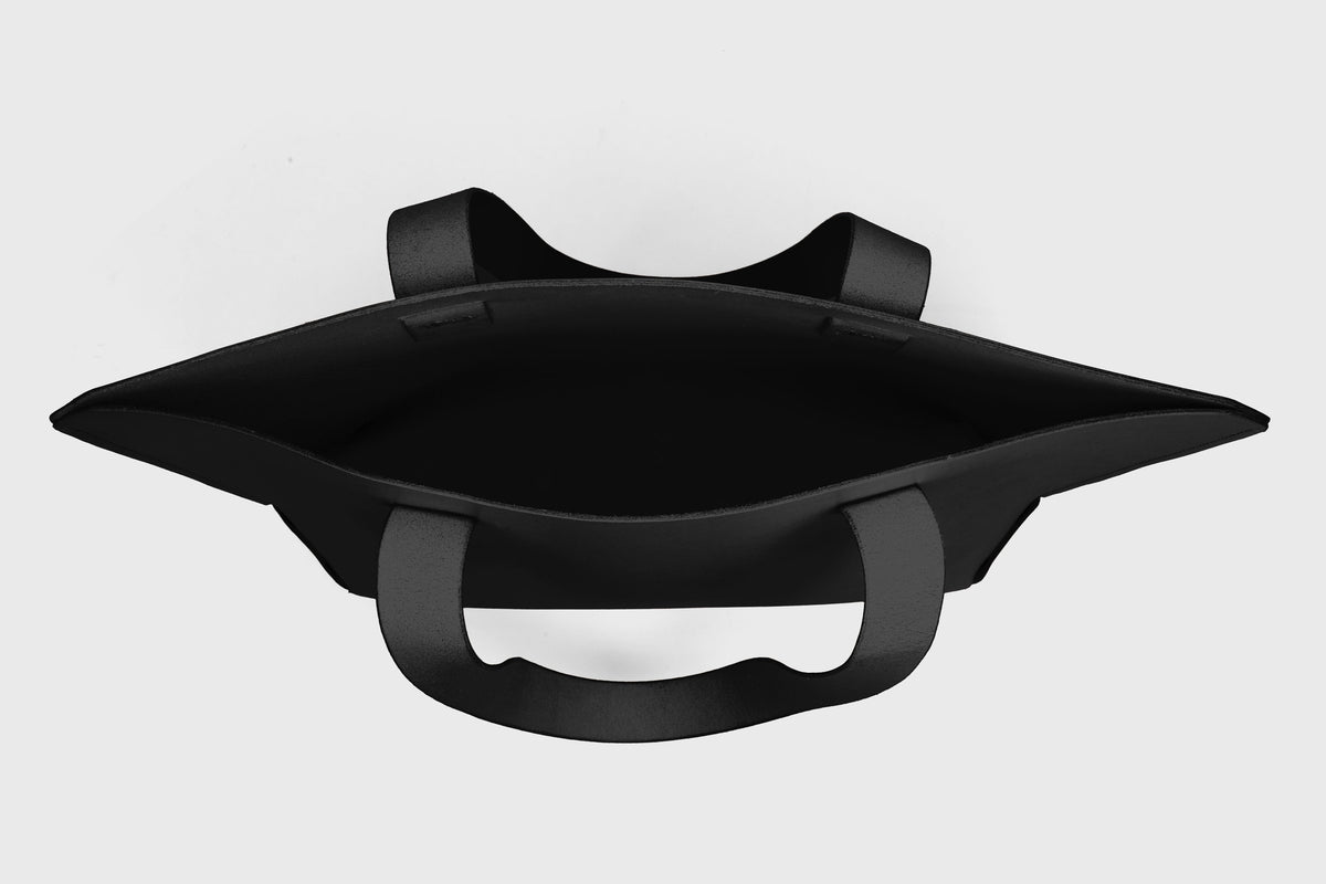 Tote Horizontal Black Leather Minimalistic Design Atelier Madre Manuel Dreesmann Barcelona Spain 5