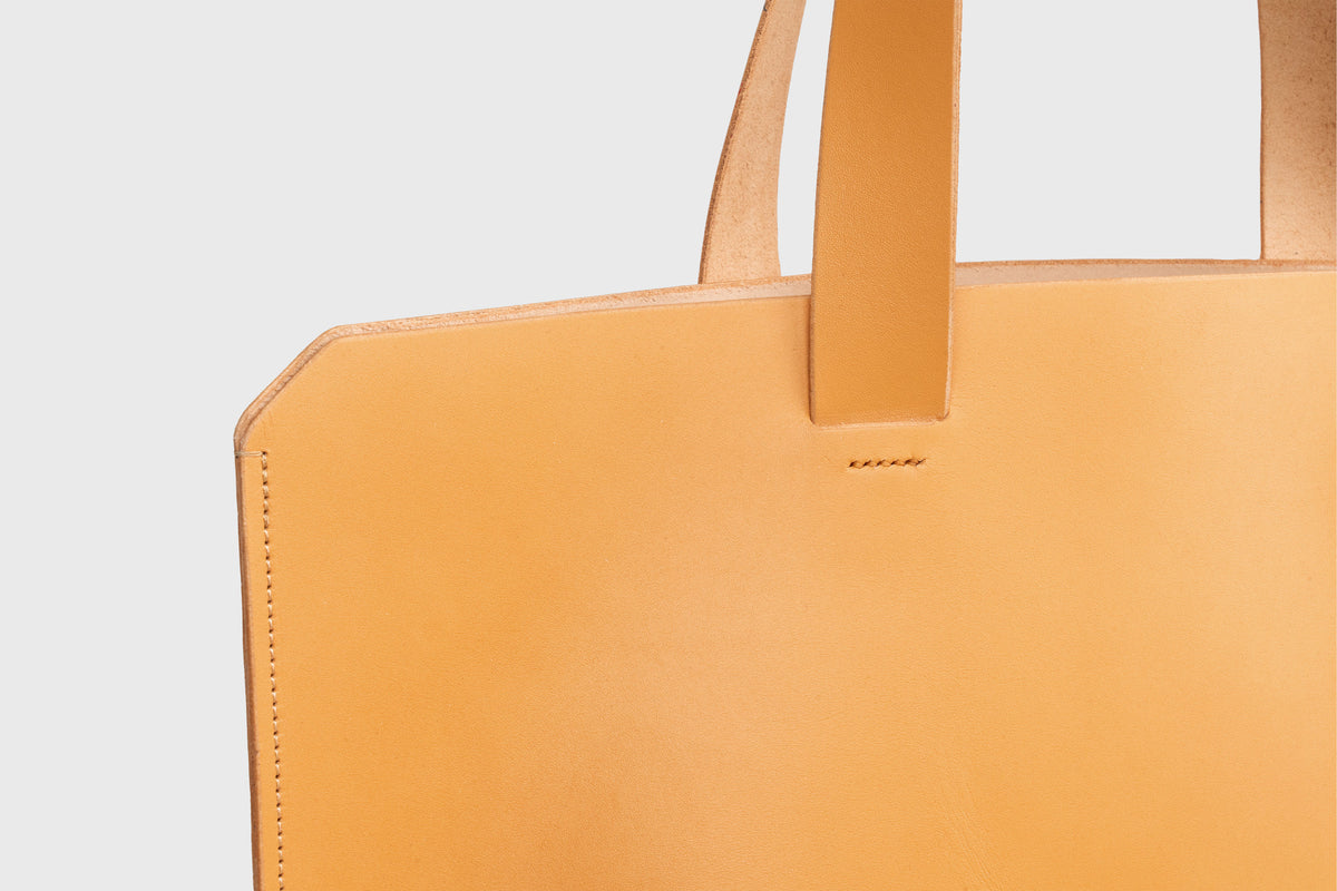 Tote Horizontal Brown Leather Minimalistic Design Atelier Madre Manuel Dreesmann Barcelona Spain 3