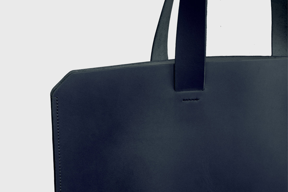 Tote Horizontal Marine Blue Leather Minimalistic Design Atelier Madre Manuel Dreesmann Barcelona Spain 3